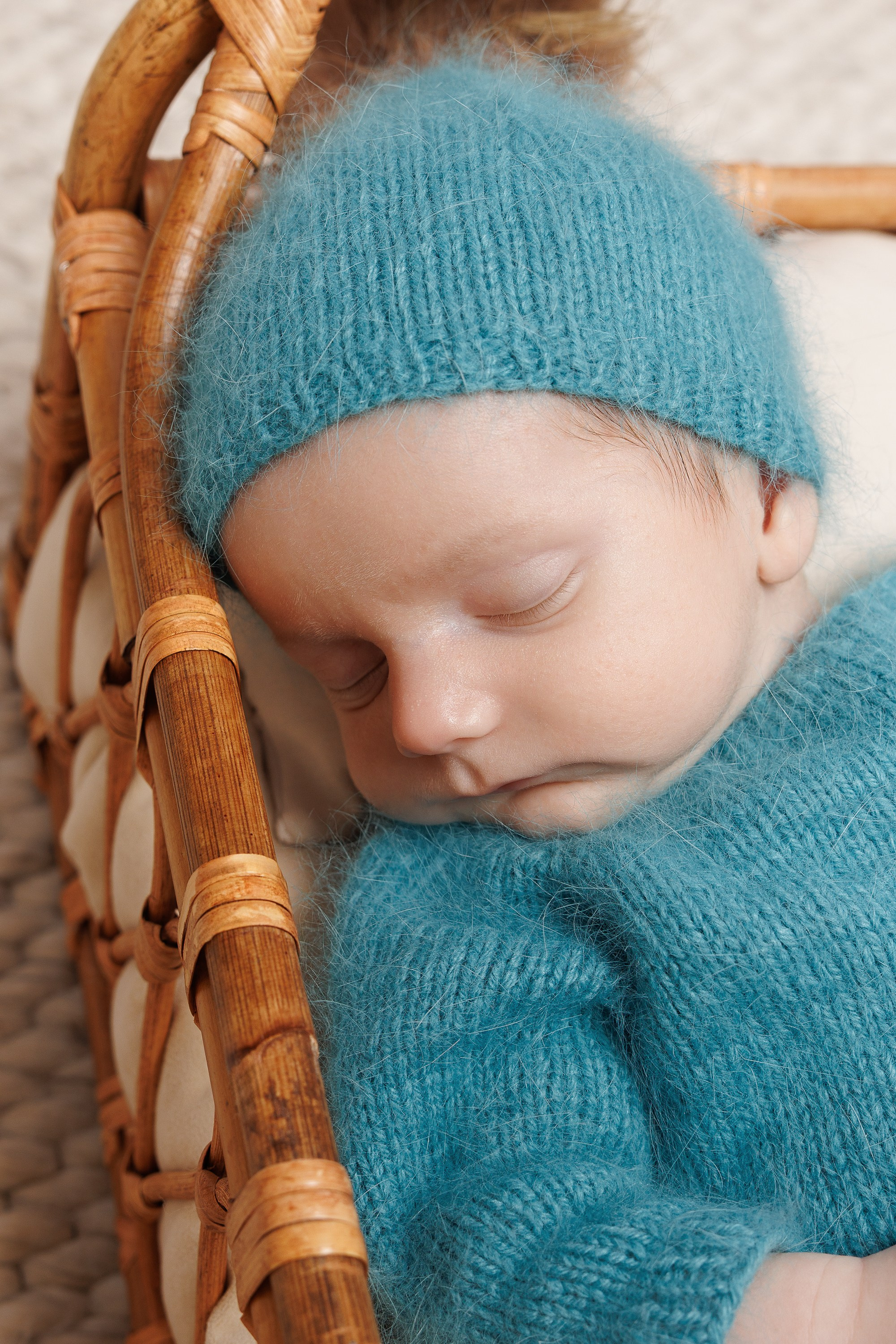NEWBORN. Je suis photographe portraitiste et je réalise des portraits à toutes les étapes de votre vie! Bienvenue dans mon studio à Westmount, Qc