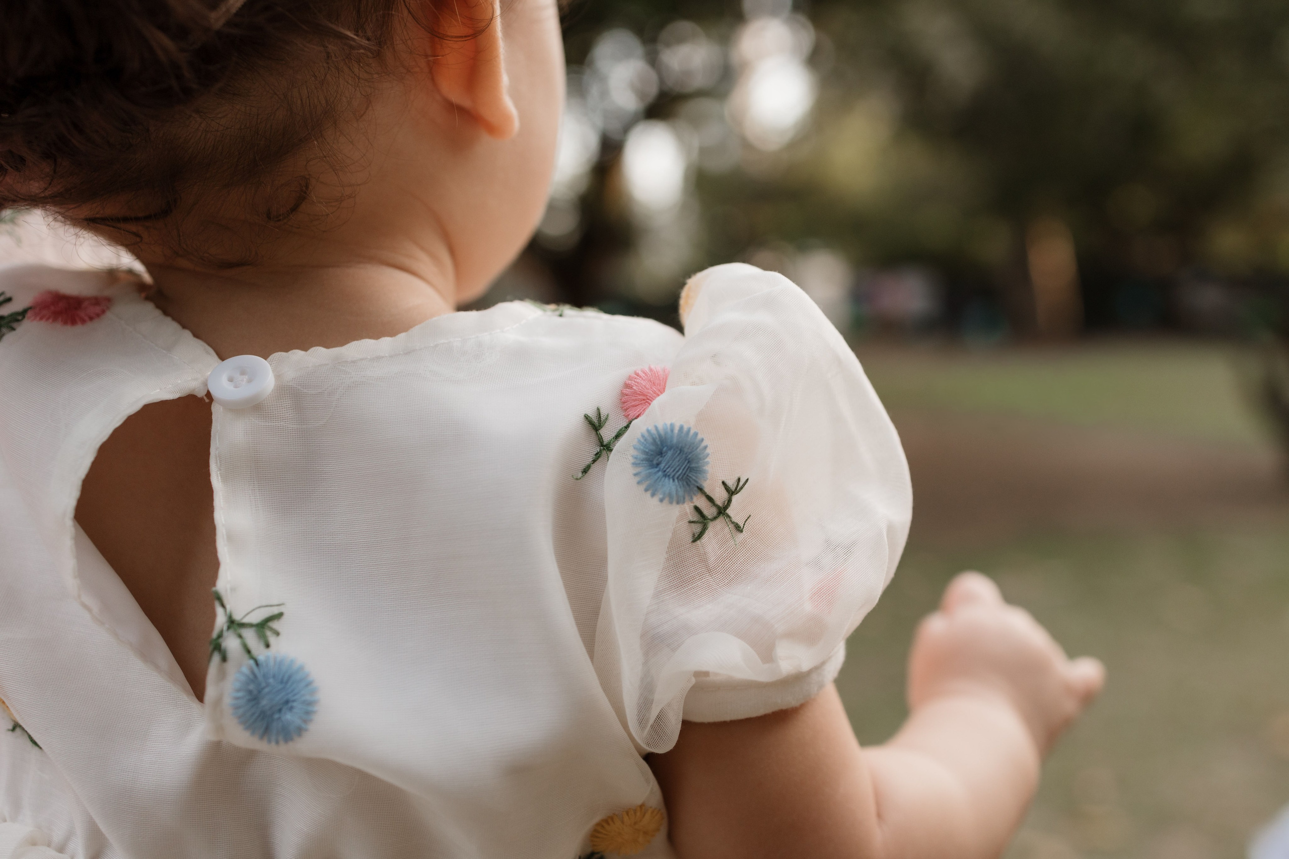 Detalhe da roupinha da bebê no ensaio família