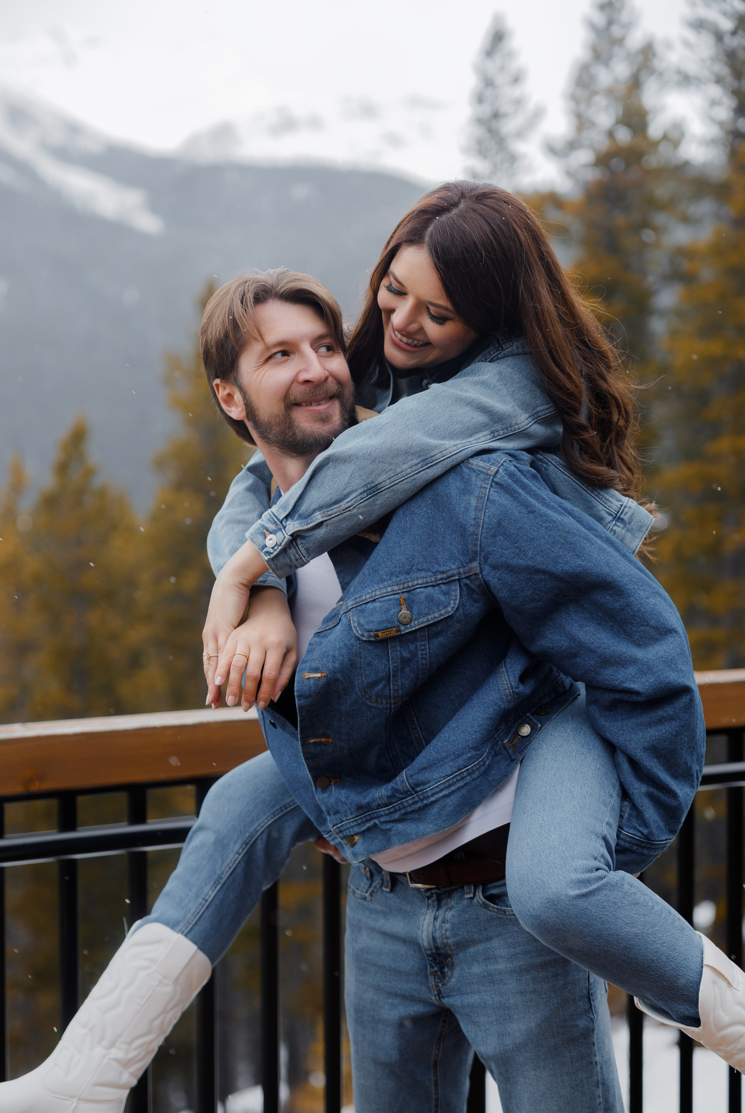 Ski engagement session. Photographer Elvira Hryshchenko