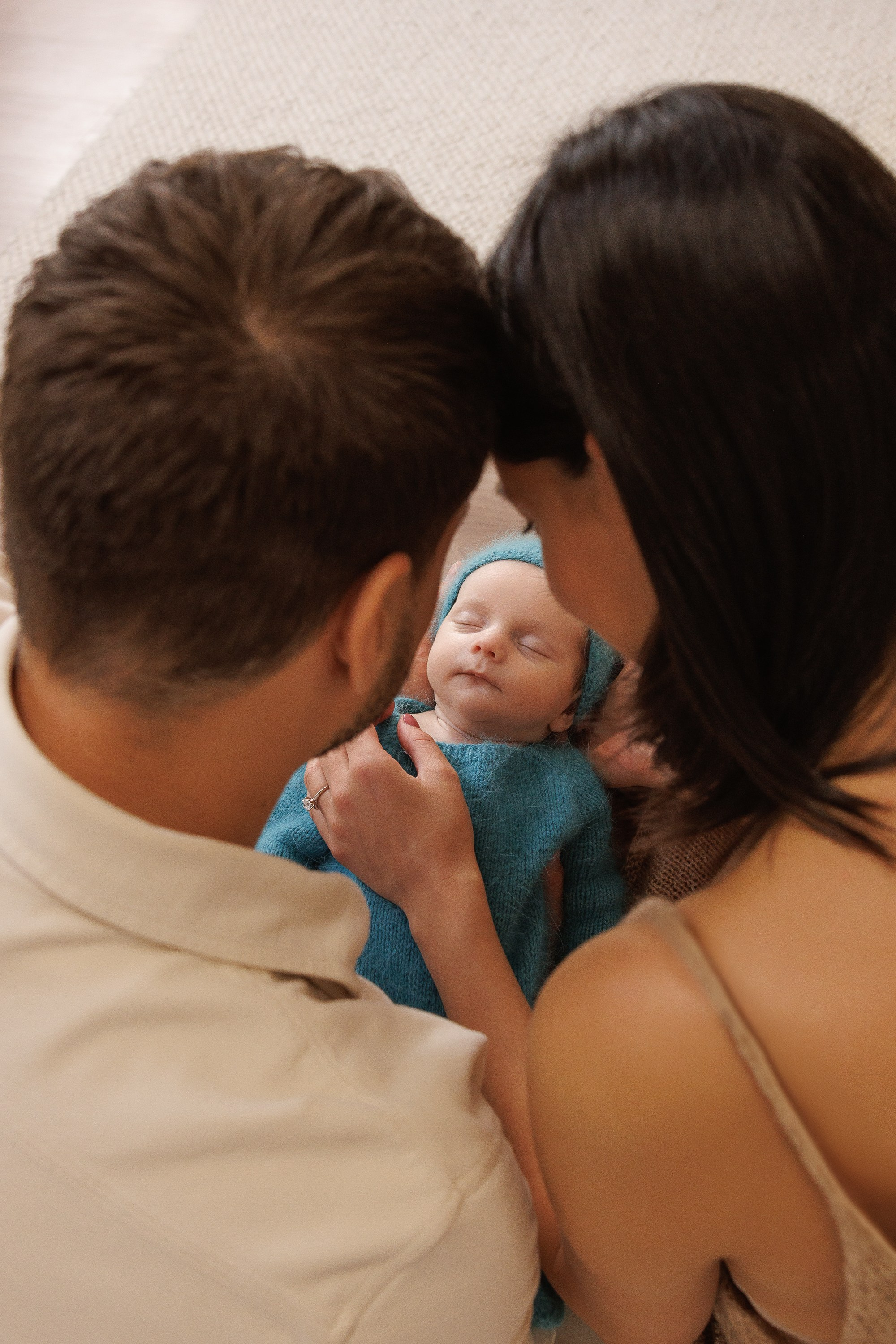 NEWBORN. Je suis photographe portraitiste et je réalise des portraits à toutes les étapes de votre vie! Bienvenue dans mon studio à Westmount, Qc