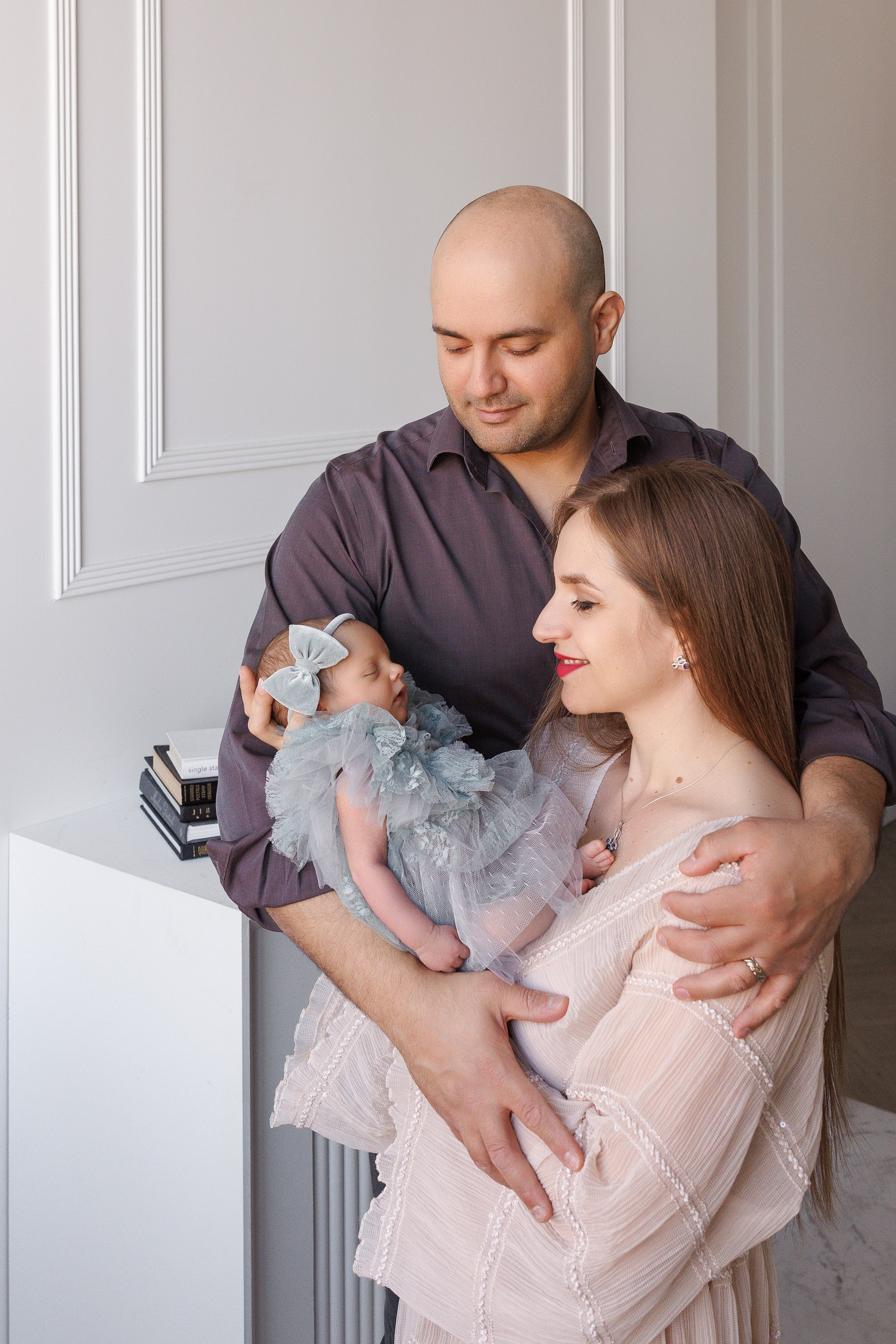 NEWBORN. Je suis photographe portraitiste et je réalise des portraits à toutes les étapes de votre vie! Bienvenue dans mon studio à Westmount, Qc