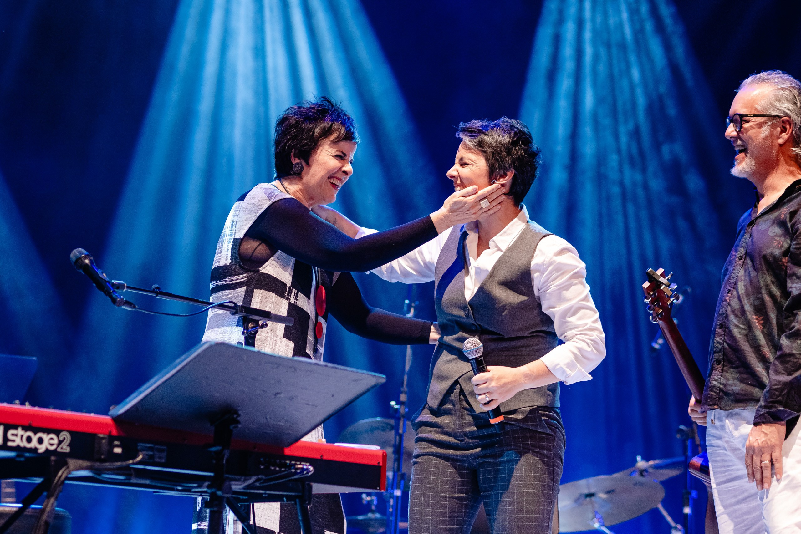 Fotografia de show da cantora Leila Pinheiro no Teatro Municipal de Itajaí
