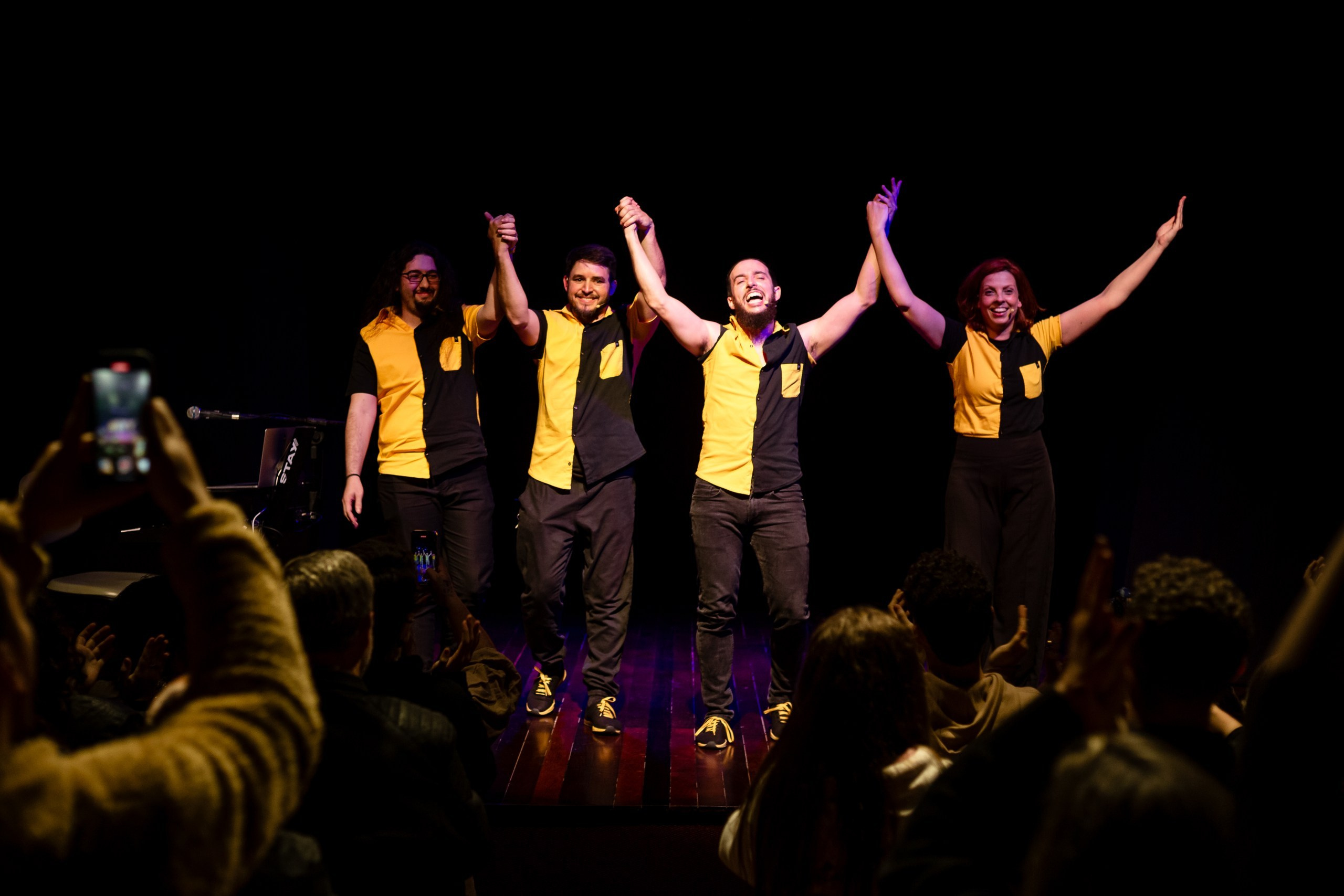 Fotografia de show dos Mequetrefes na Casa da Cultura Dide Brandão em Itajaí
