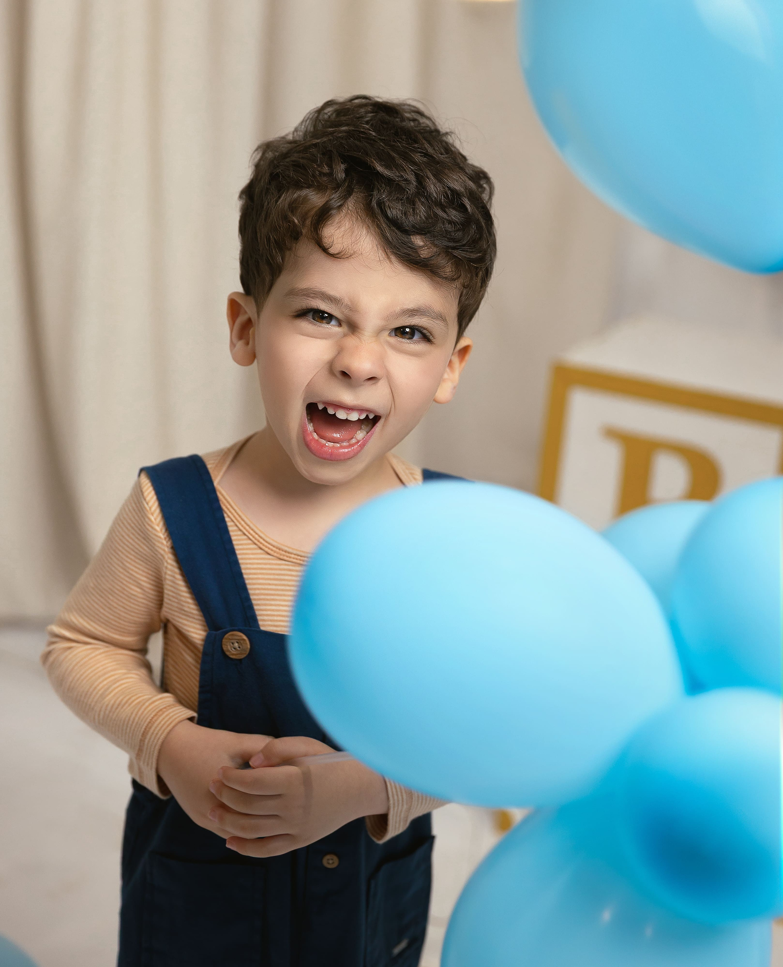 Ensaio infantil em estúdio em São Paulo, com fotografias espontâneas e cheias de personalidade. Um registro delicado e divertido para guardar cada fase da infância.