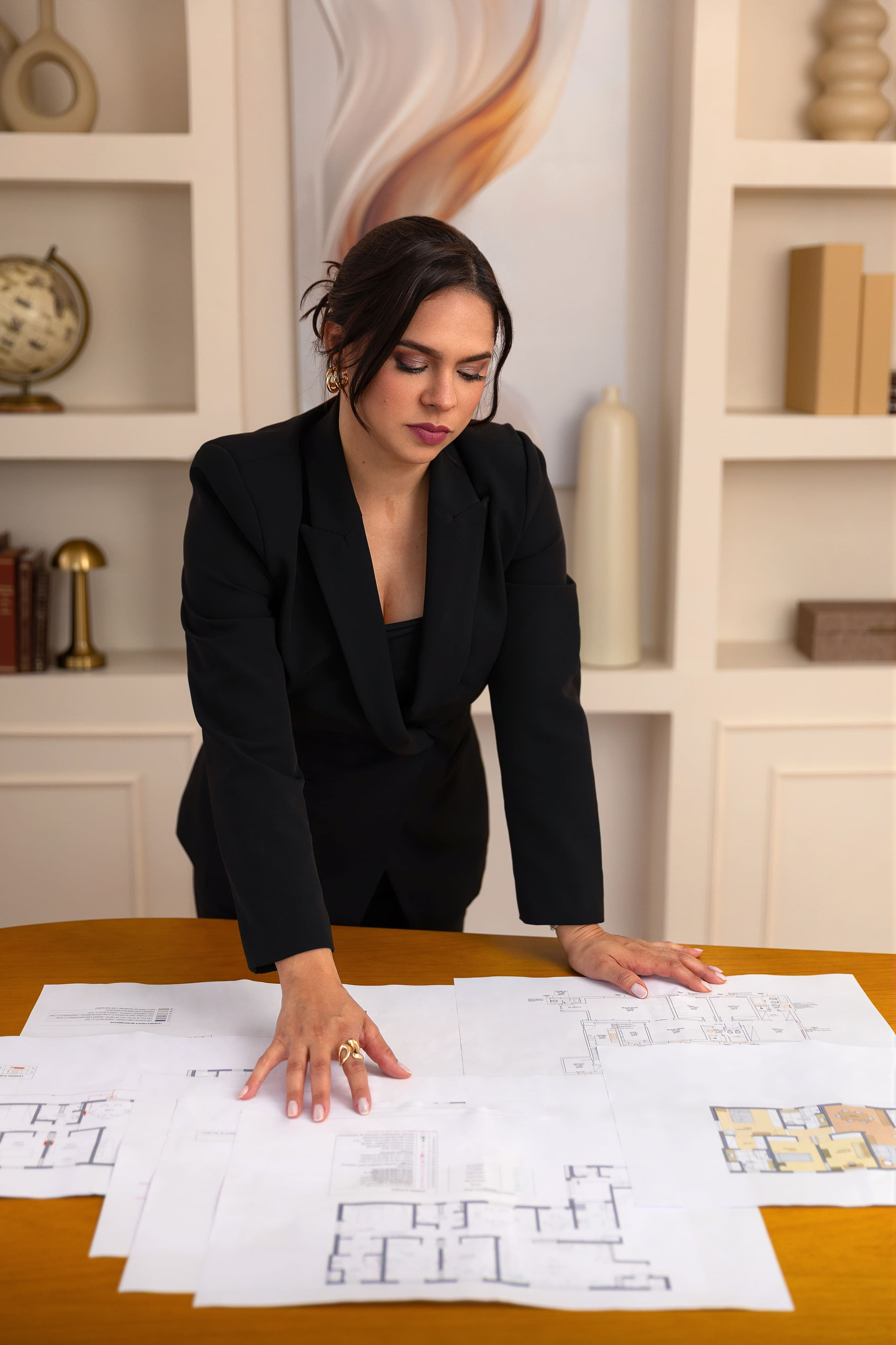 Retrato corporativo de designer de interiores em São Paulo, unindo elegância e personalidade. Fotografias profissionais para apresentar sua identidade e fortalecer sua marca pessoal.