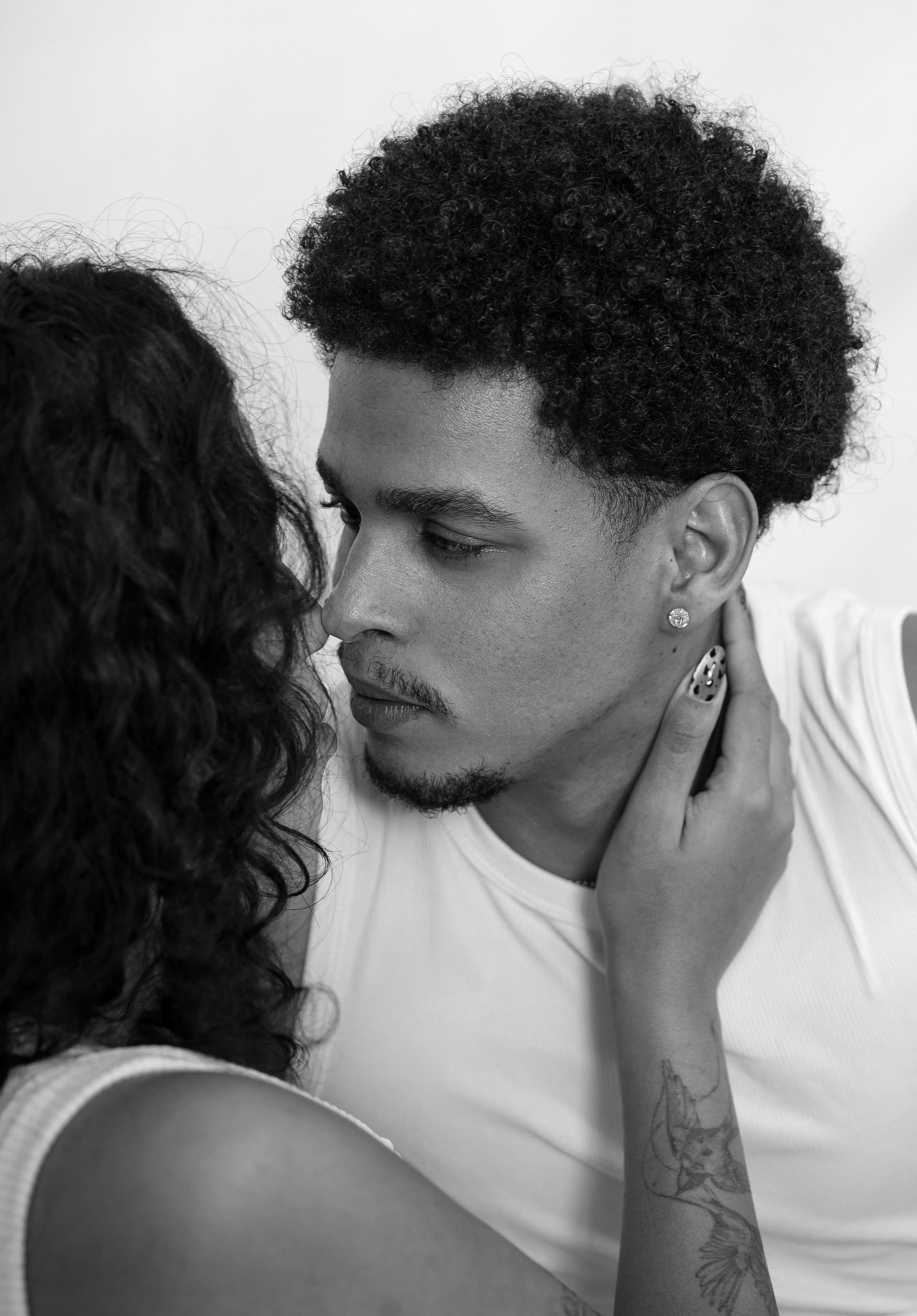 Fotografia de casal em estúdio em São Paulo, com direção para criar imagens espontâneas e cheias de personalidade. Um ensaio para celebrar a conexão e os momentos vividos juntos.