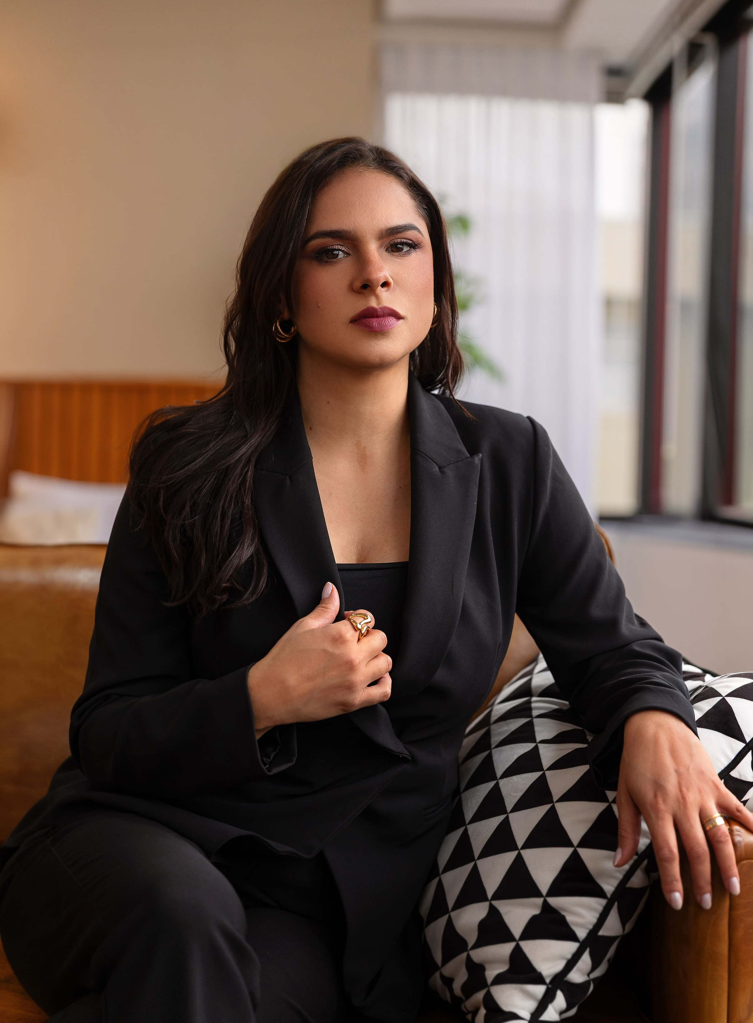 Retrato corporativo de designer de interiores em São Paulo, unindo elegância e personalidade. Fotografias profissionais para apresentar sua identidade e fortalecer sua marca pessoal.