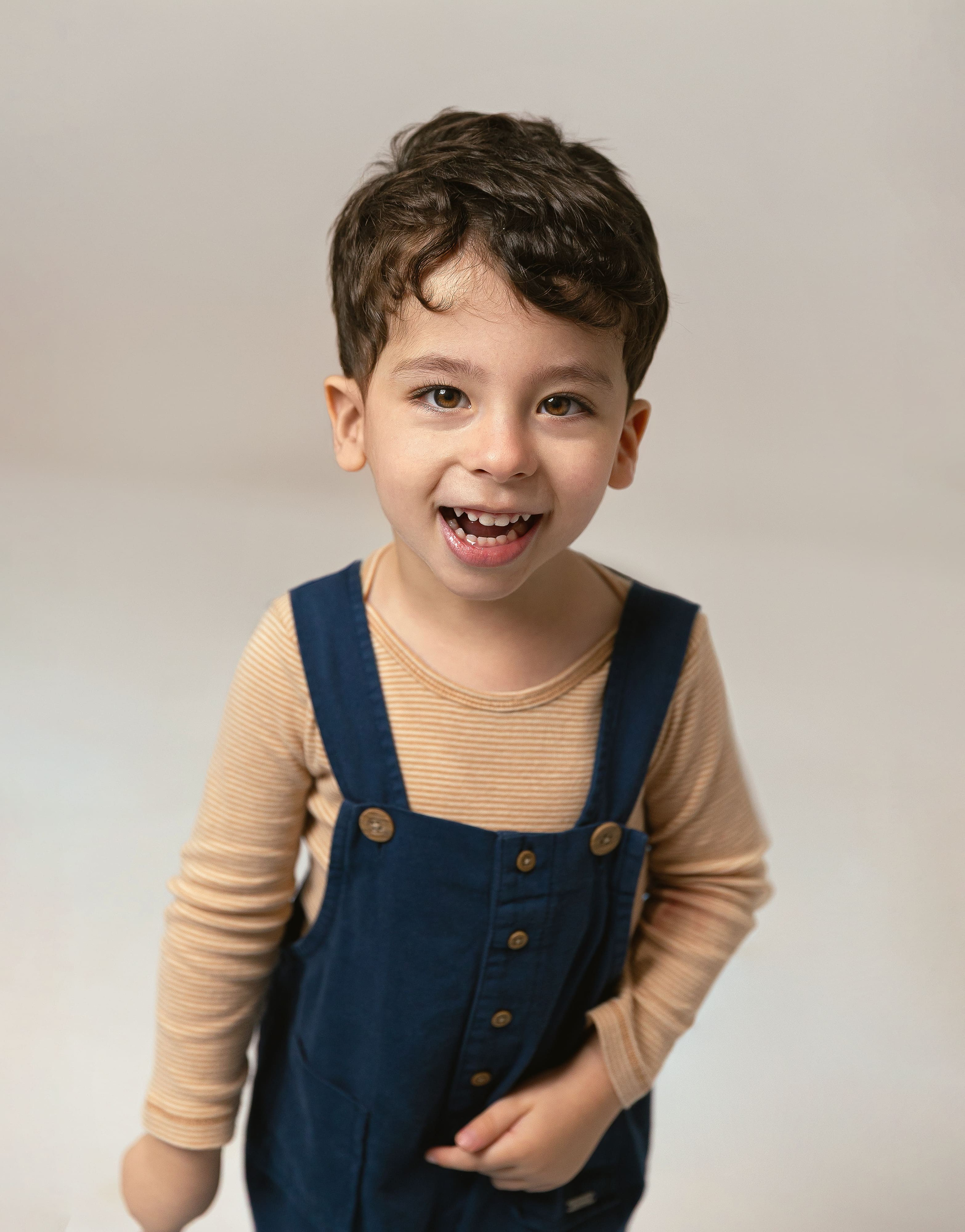 Ensaio infantil em estúdio em São Paulo, com fotografias espontâneas e cheias de personalidade. Um registro delicado e divertido para guardar cada fase da infância.