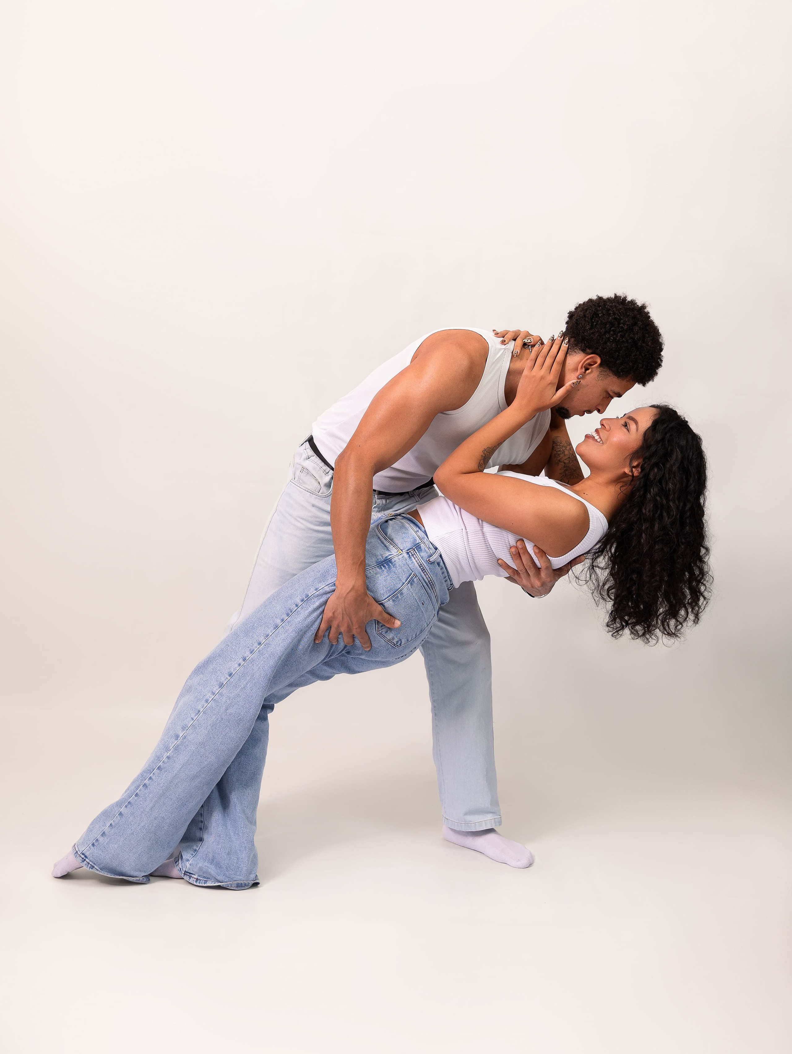 Fotografia de casal em estúdio em São Paulo, com direção para criar imagens espontâneas e cheias de personalidade. Um ensaio para celebrar a conexão e os momentos vividos juntos.