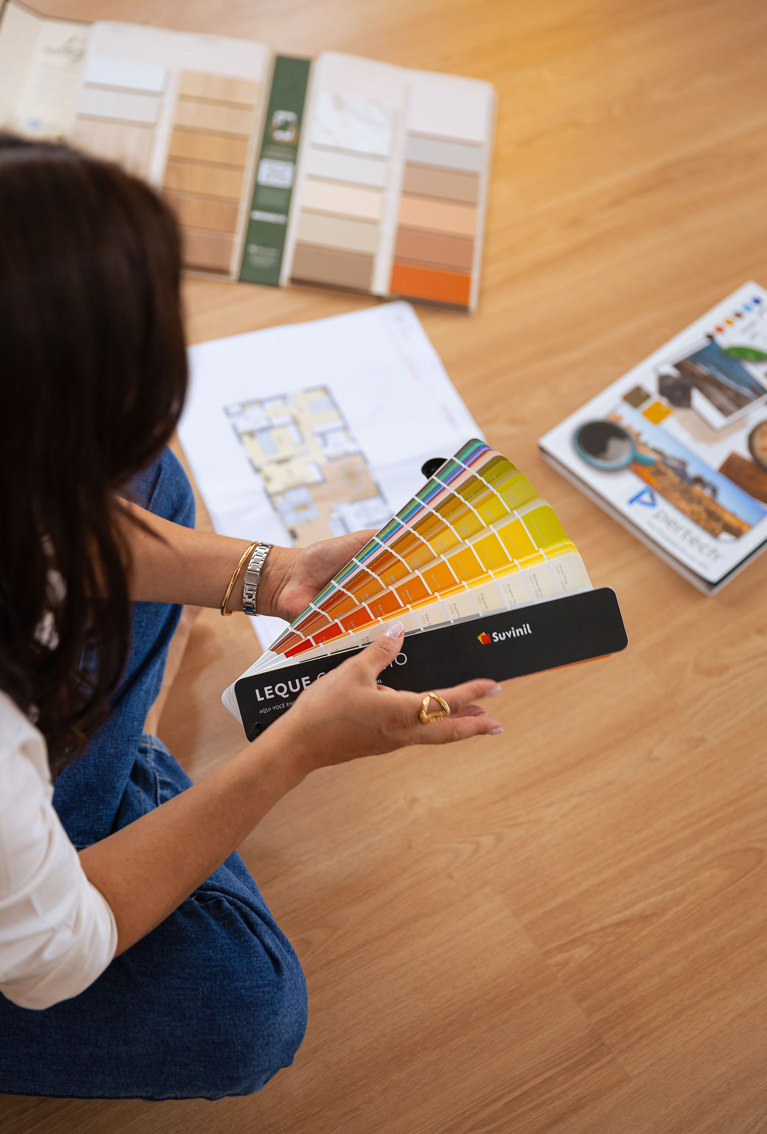 Ensaio profissional para designer de interiores em São Paulo, criado para traduzir sua personalidade e área de atuação em imagens. Fotografia corporativa para redes sociais, site e posicionamento profissional.