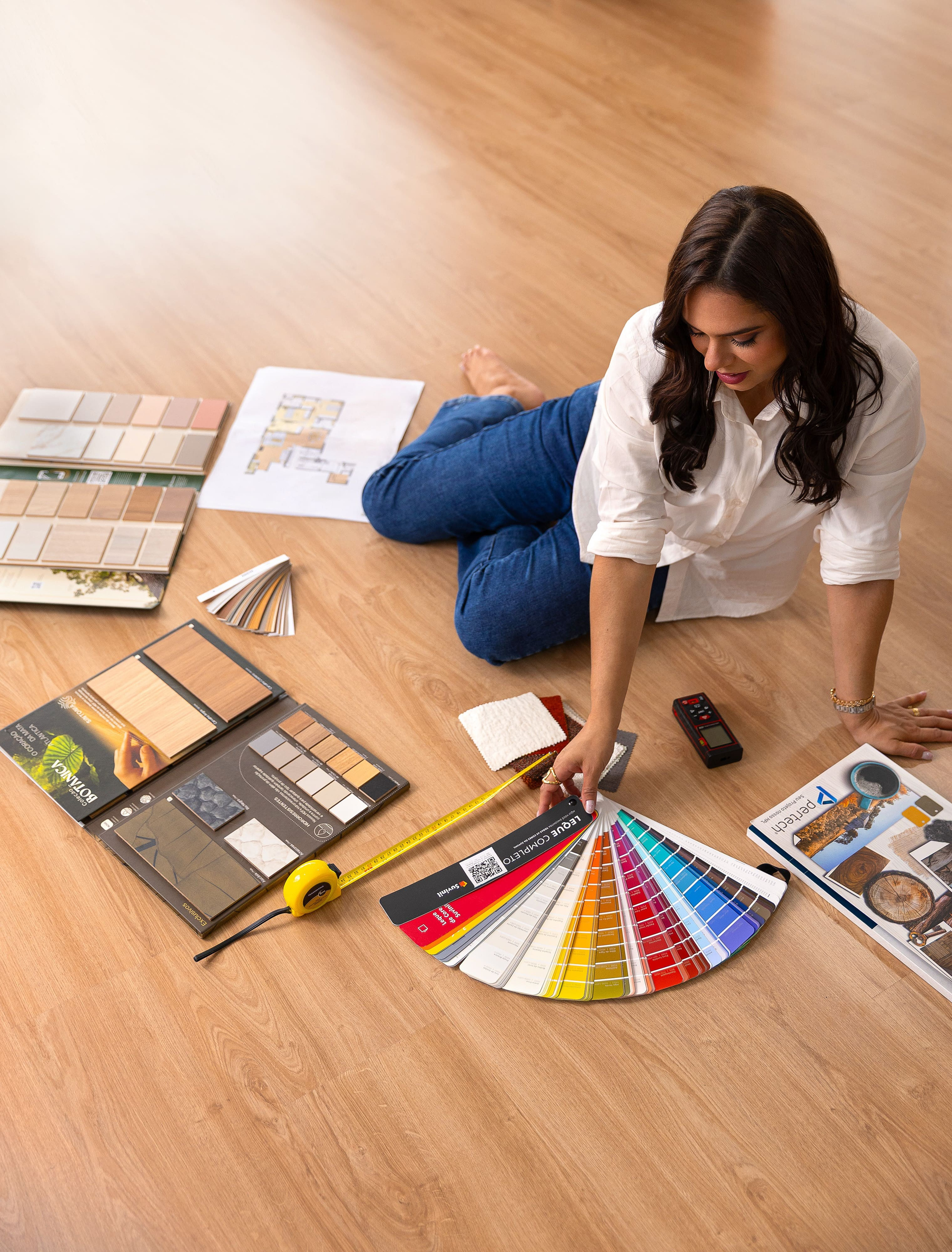 Ensaio corporativo em São Paulo para designer de interiores, com retratos profissionais que valorizam sua personalidade, estilo e autoridade. Fotografias para fortalecer sua imagem profissional e presença digital.