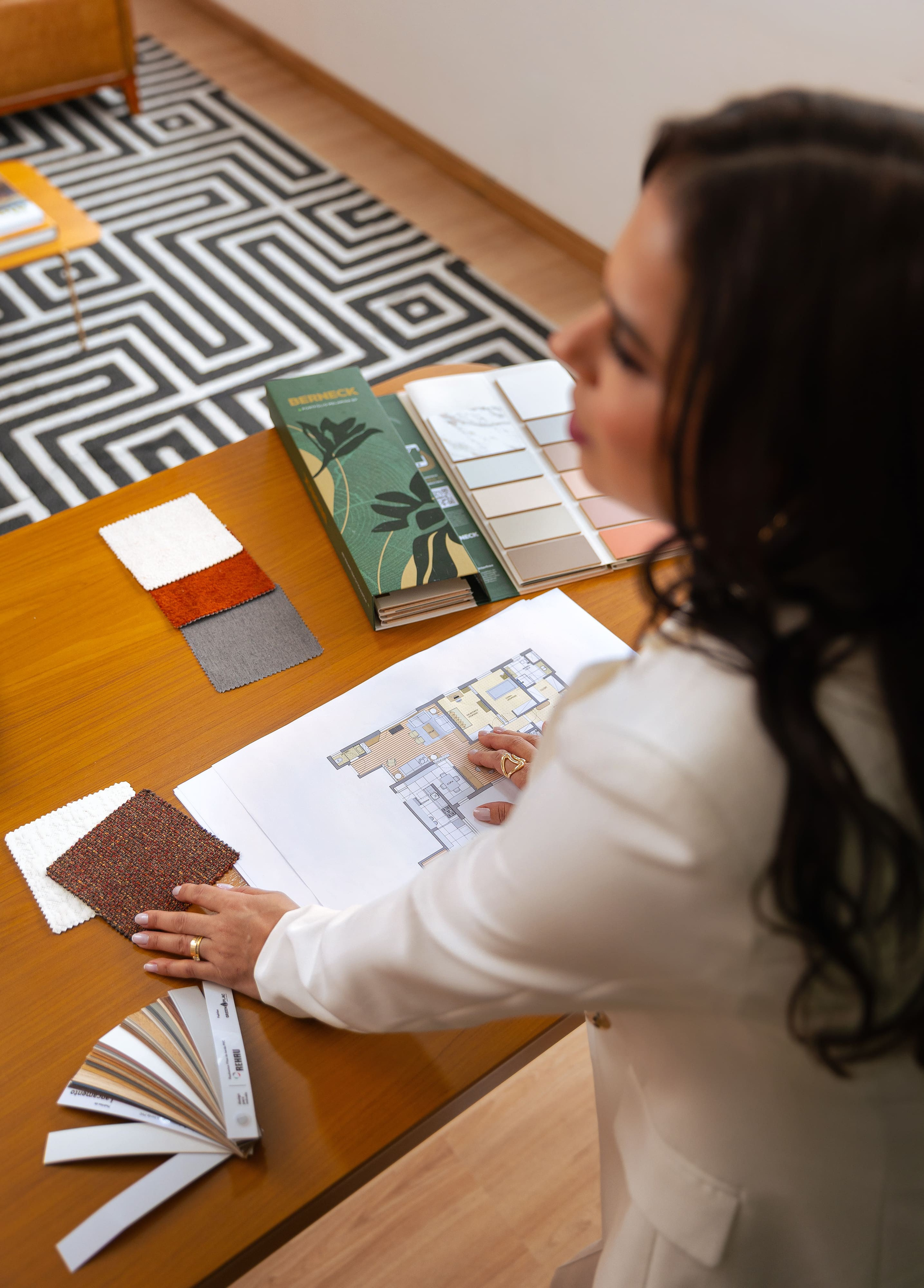 Ensaio corporativo em São Paulo para designer de interiores, com retratos profissionais que valorizam sua personalidade, estilo e autoridade. Fotografias para fortalecer sua imagem profissional e presença digital.