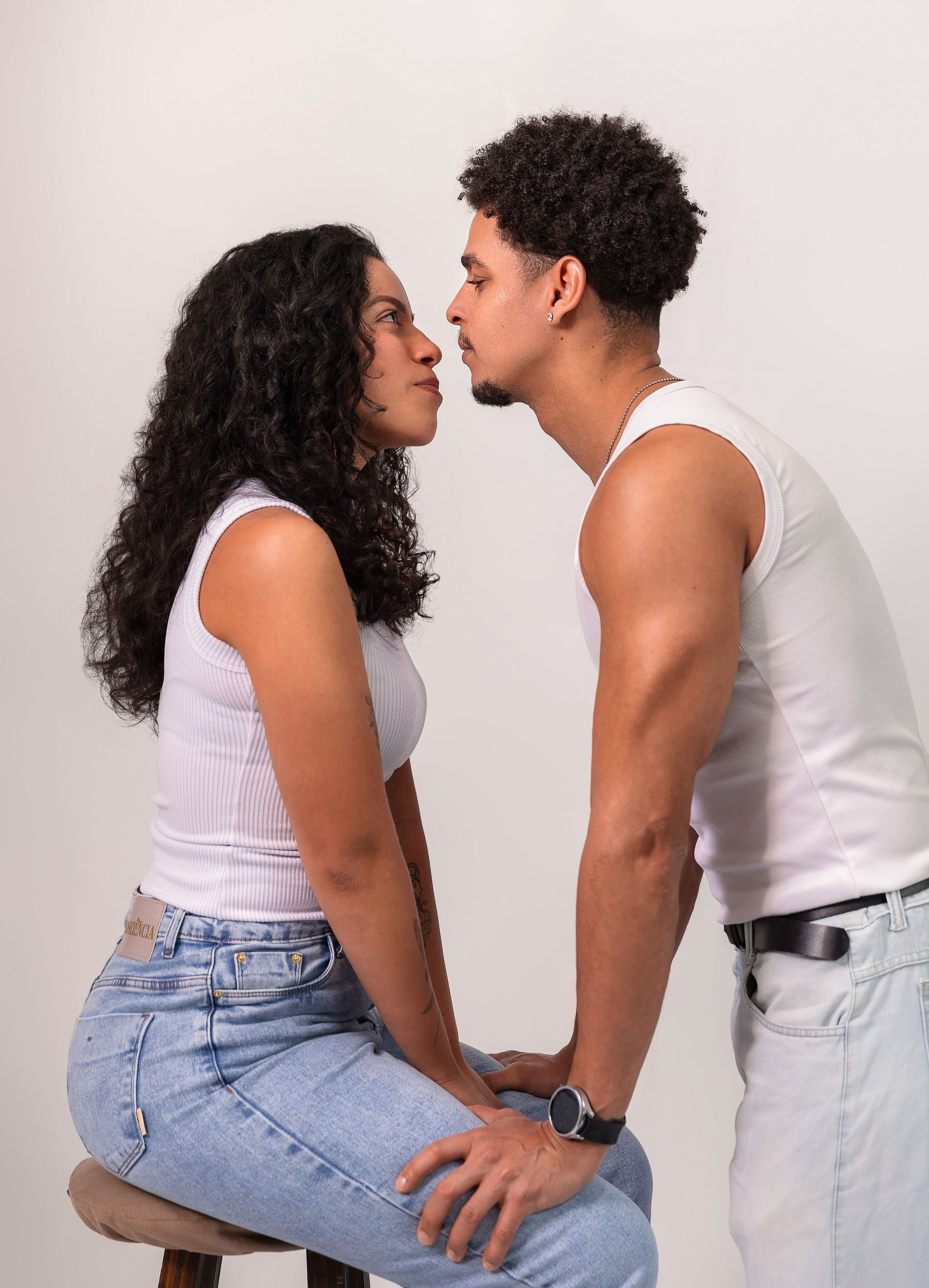 Ensaio fotográfico de casal em São Paulo, realizado em estúdio. Retratos românticos e naturais que valorizam a história, a personalidade e a conexão de cada casal.