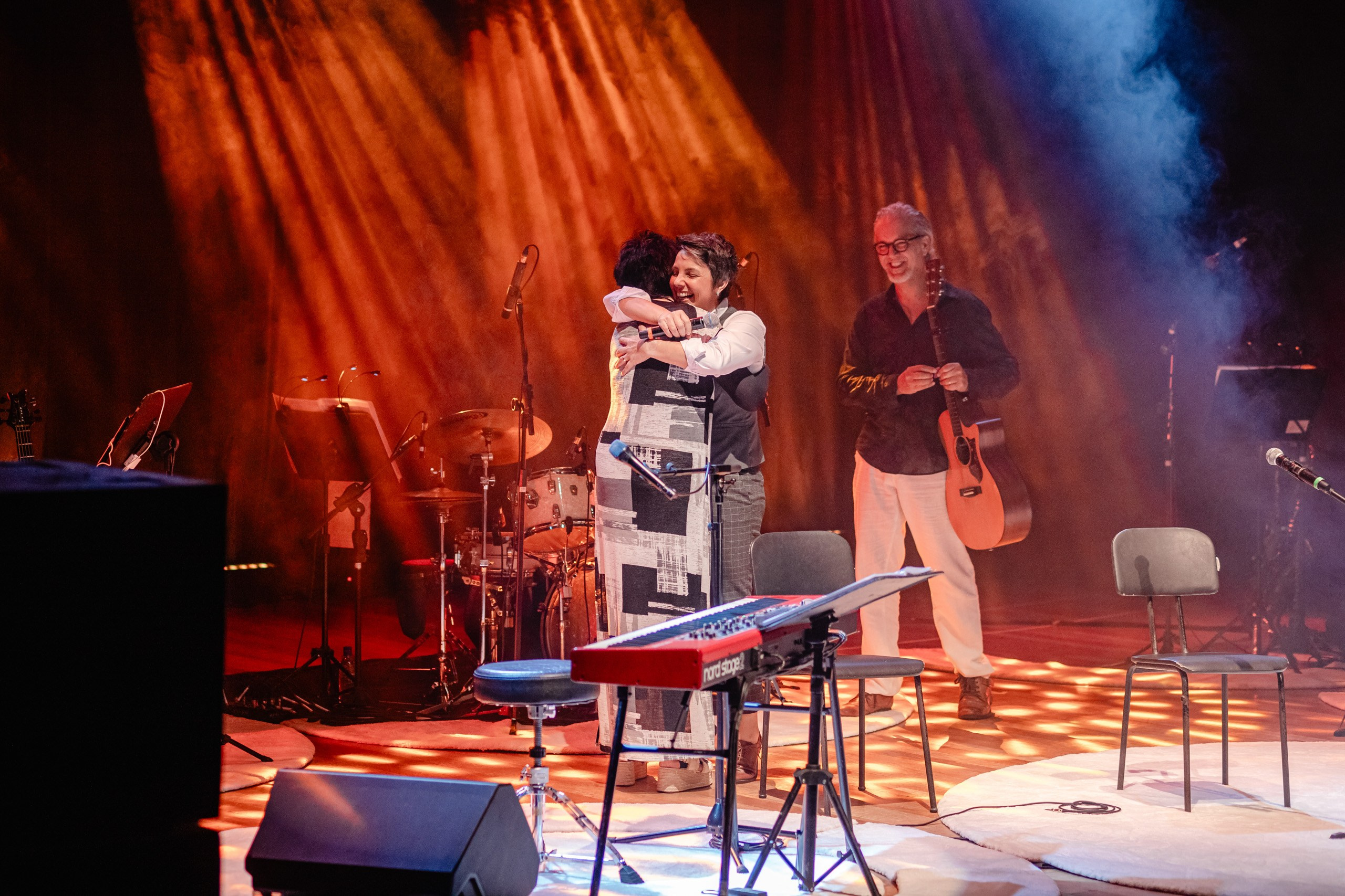 Fotografia de show da cantora Leila Pinheiro no Teatro Municipal de Itajaí