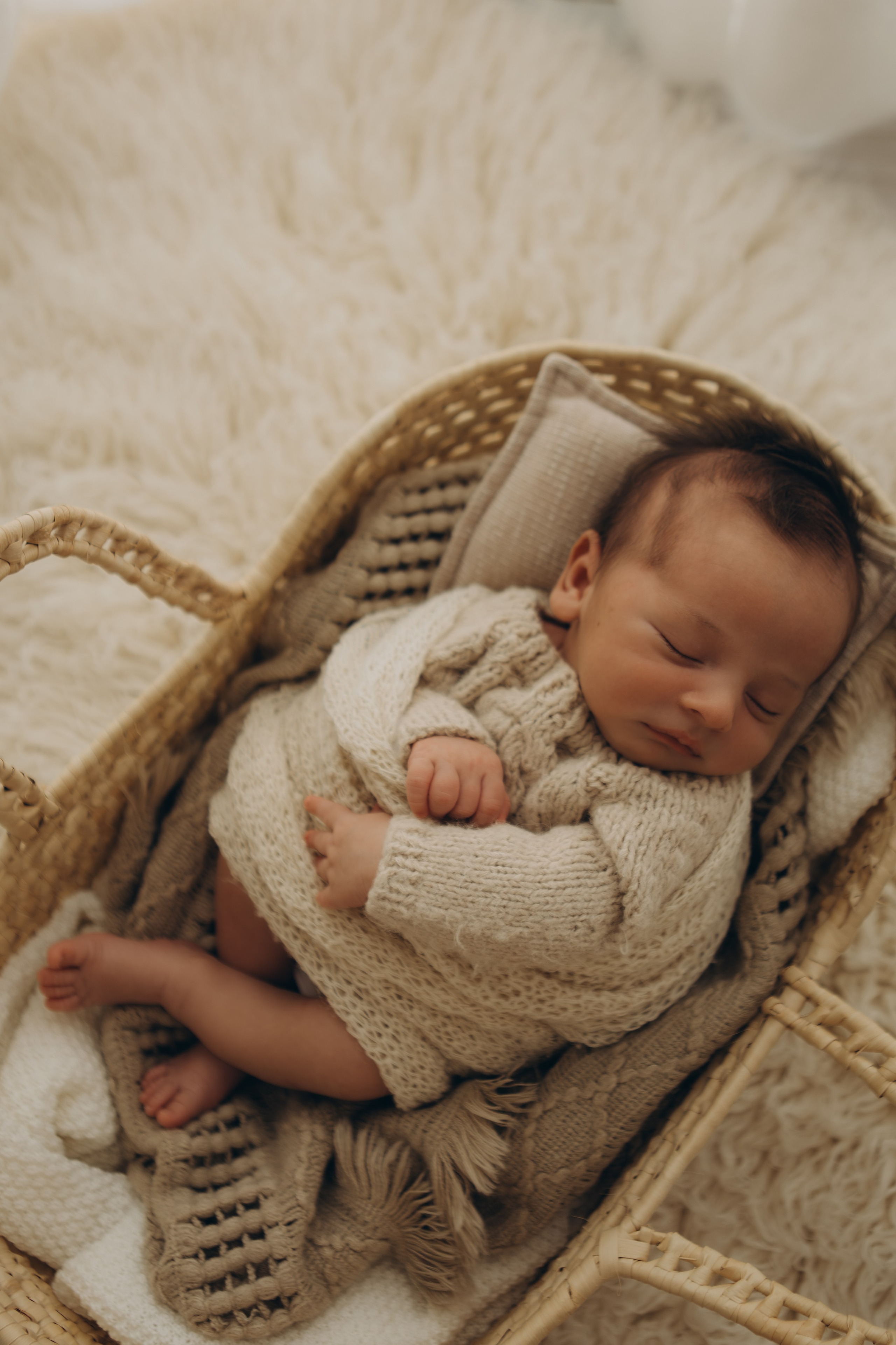 detalhe delicado de bebê recém-nascido em ensaio newborn em Sorocaba