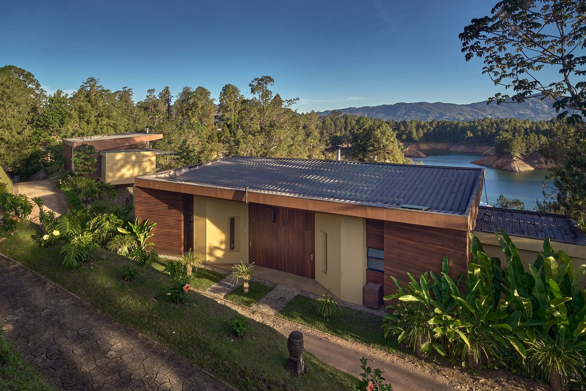 Fotografía arquitectura e interiorismo Cabañas Luxé, Represa El Peñol en el municipio de Guatapé, Antioquia. Diseño Vicaría Arquitectura