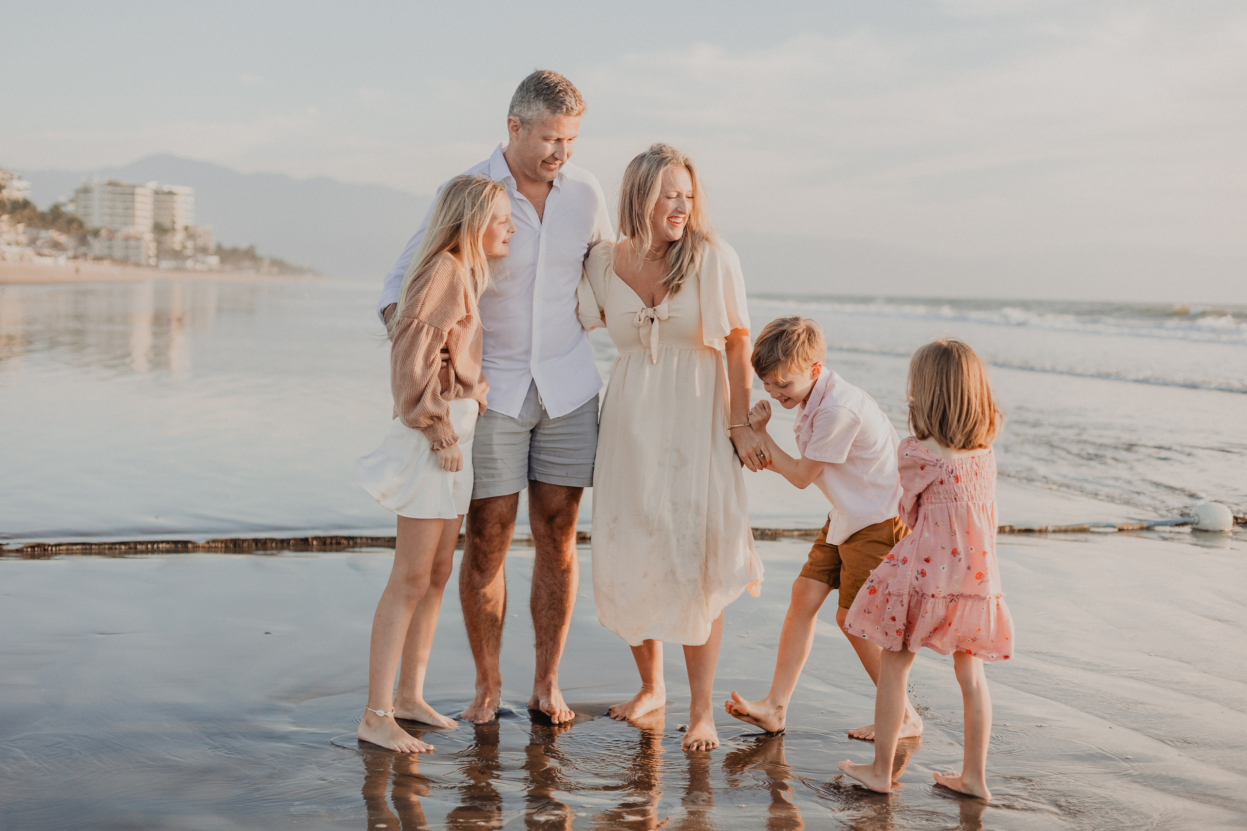 Laughter, Sand, and Sea: A Family Session in Nuevo Vallarta. Fotógrafo de Bodas en Puerto Vallarta y Riviera Nayarit | VL photo & film