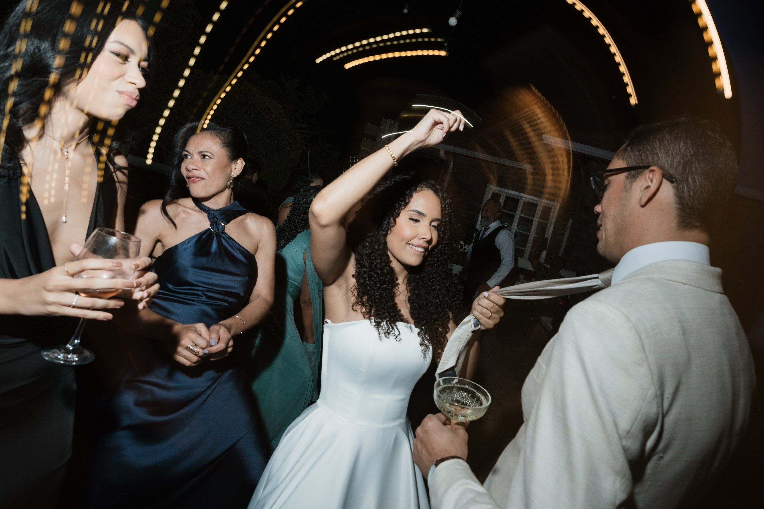 Elizabeth e João viveram um casamento inesquecível no Vila Rica Pampulha em Belo Horizonte com cobertura documental da Edu e Josi Fotografia.
