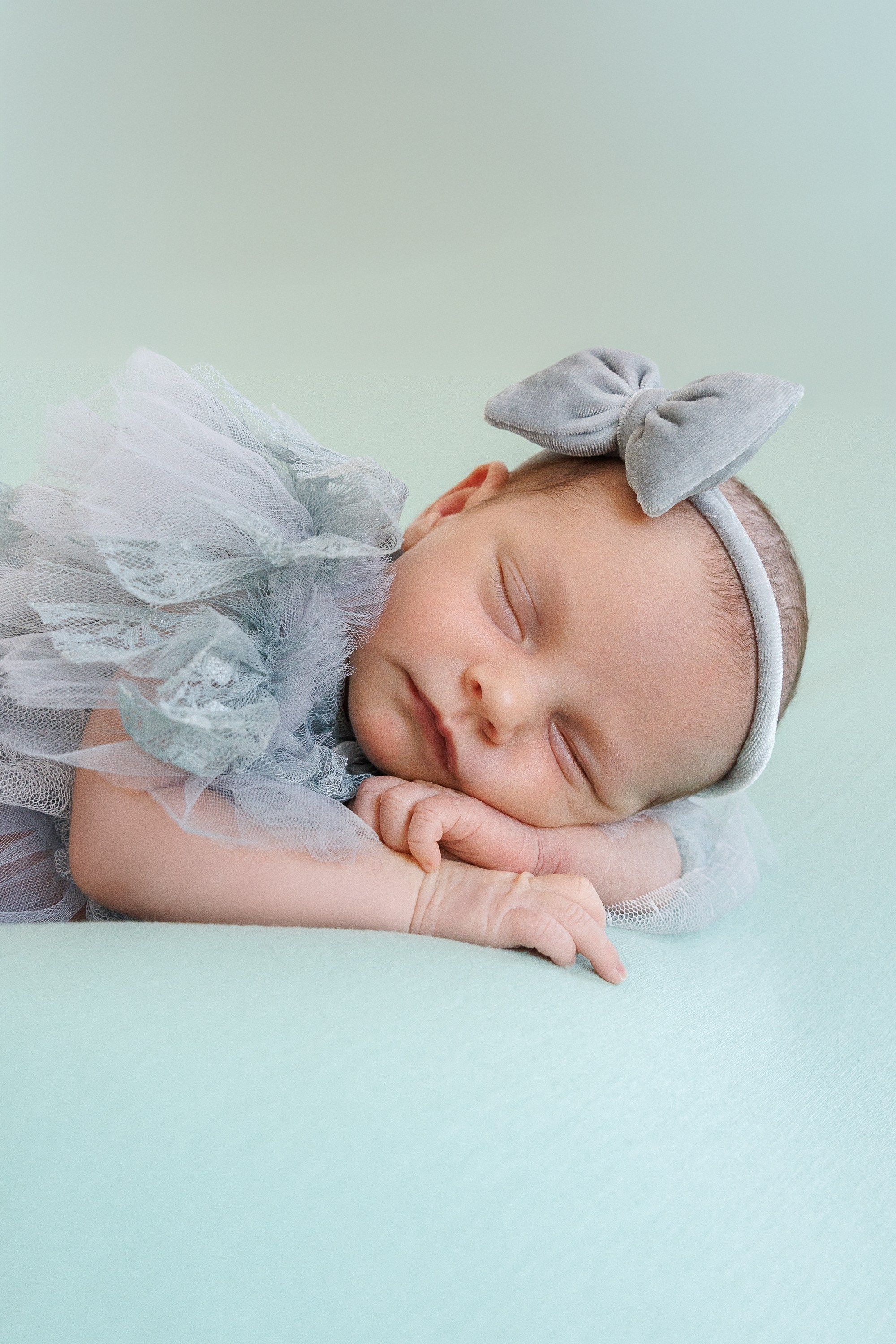 NEWBORN. Je suis photographe portraitiste et je réalise des portraits à toutes les étapes de votre vie! Bienvenue dans mon studio à Westmount, Qc