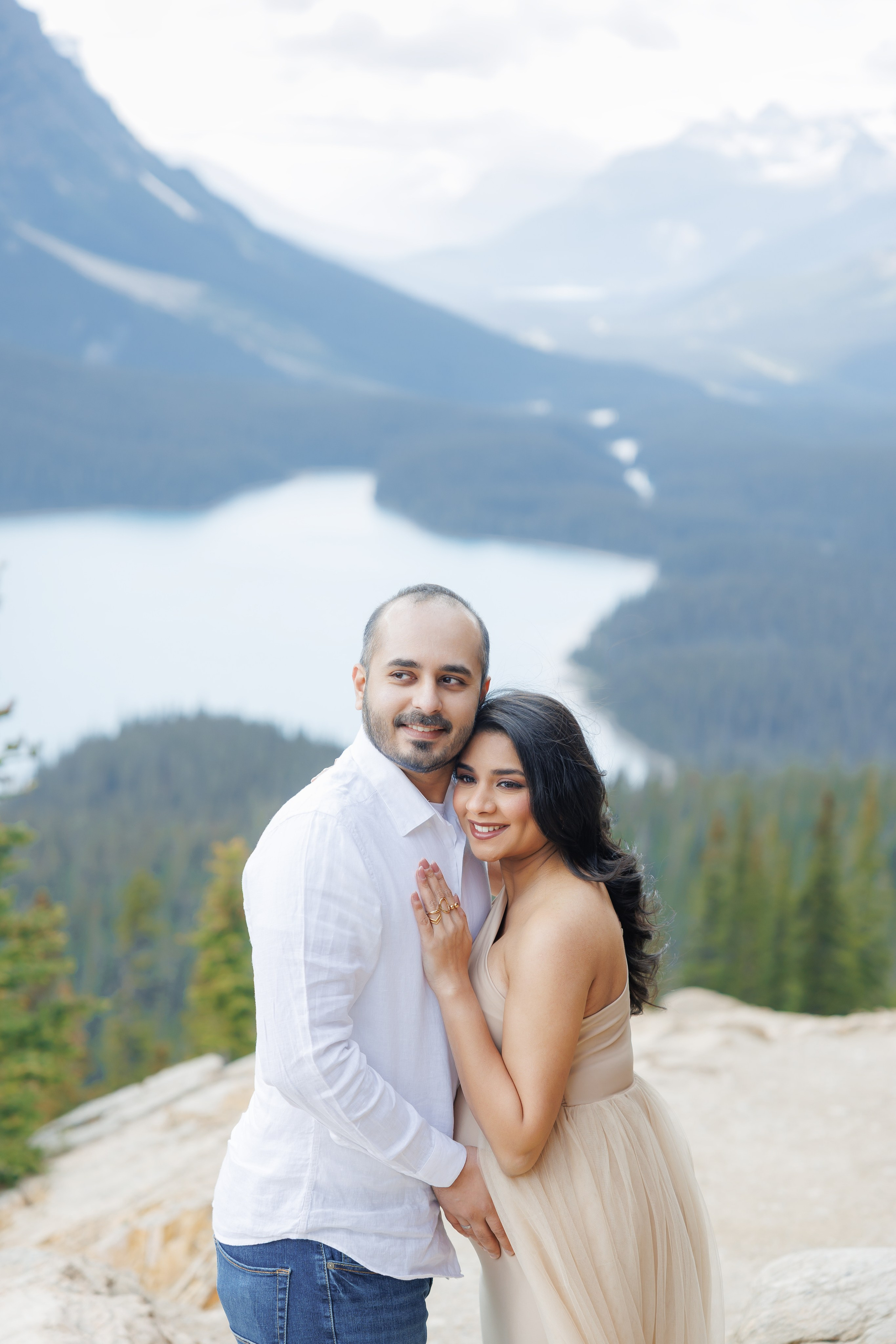 Mountain maternity shoot. Photographer Elvira Hryshchenko