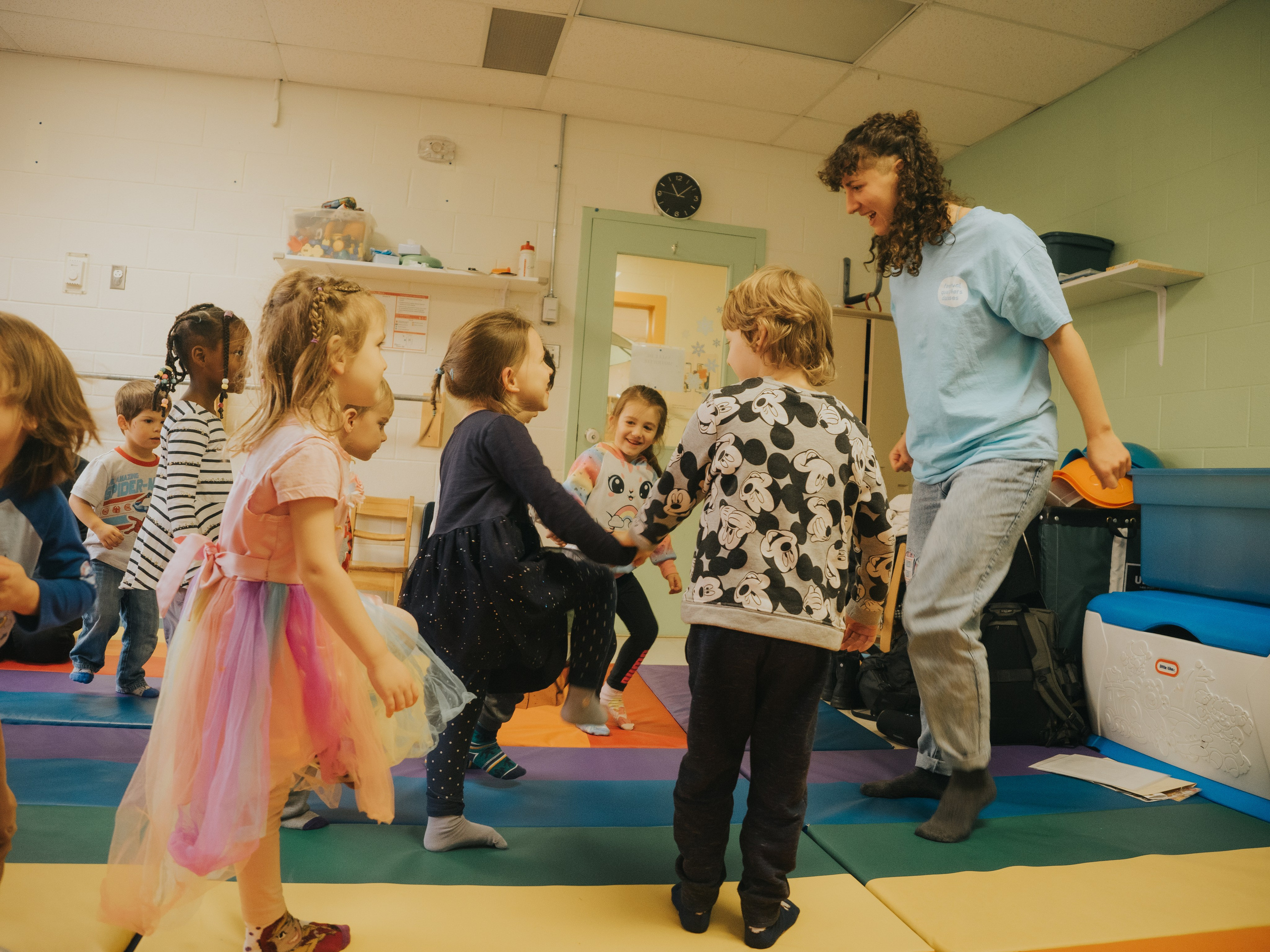 Enfants imitant leur enseignant, en tapant du pied pour montrer la colère.