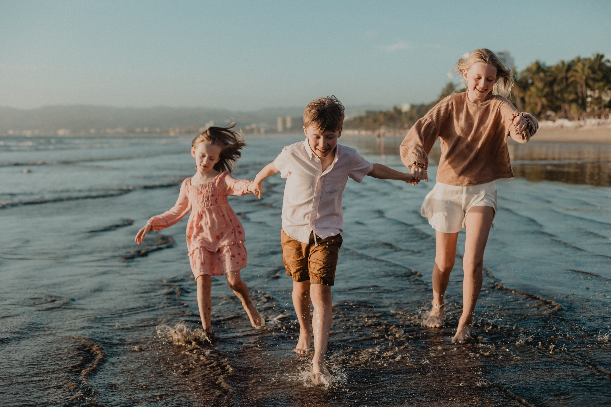 Laughter, Sand, and Sea: A Family Session in Nuevo Vallarta. Fotógrafo de Bodas en Puerto Vallarta y Riviera Nayarit | VL photo & film