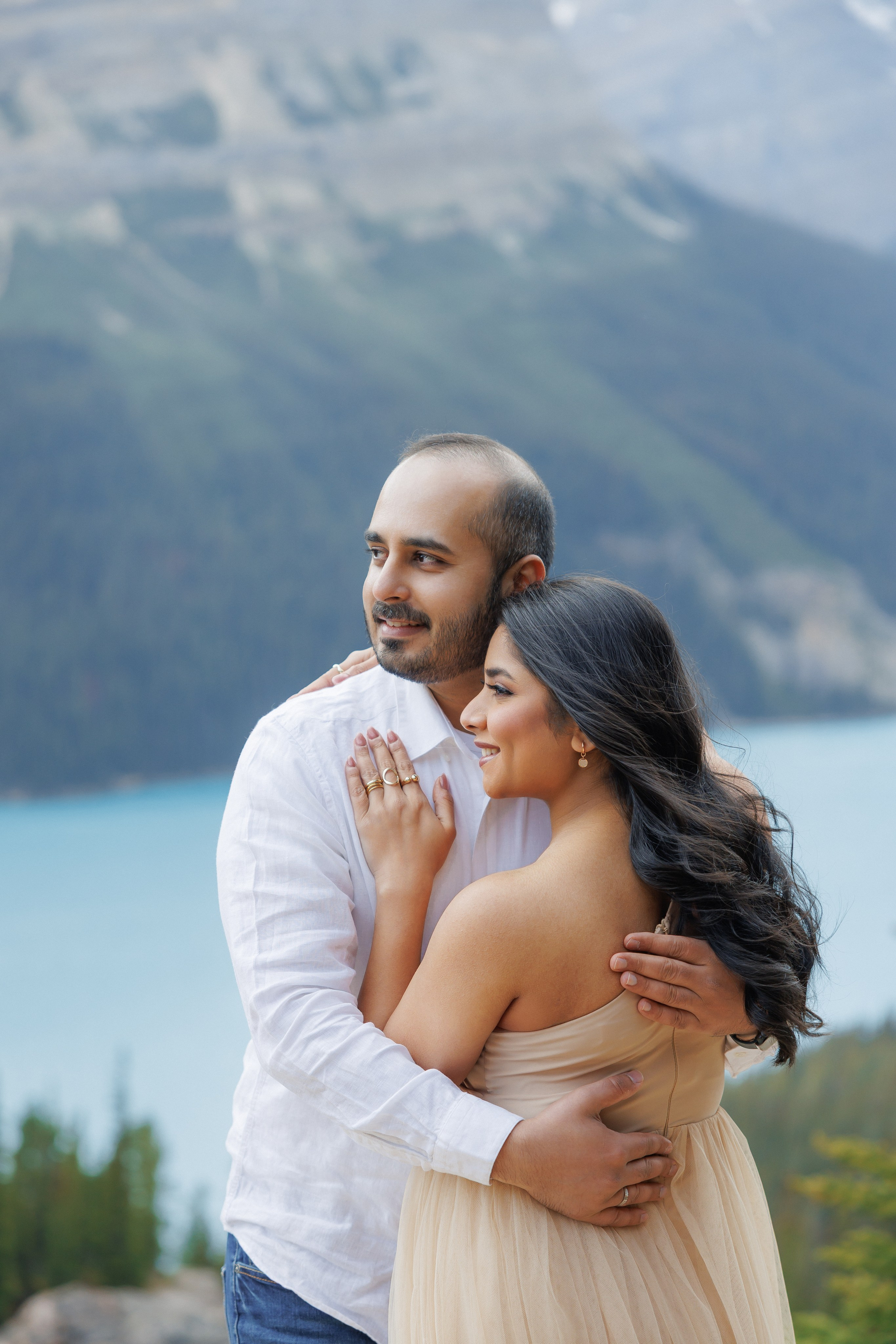 Mountain maternity shoot. Photographer Elvira Hryshchenko