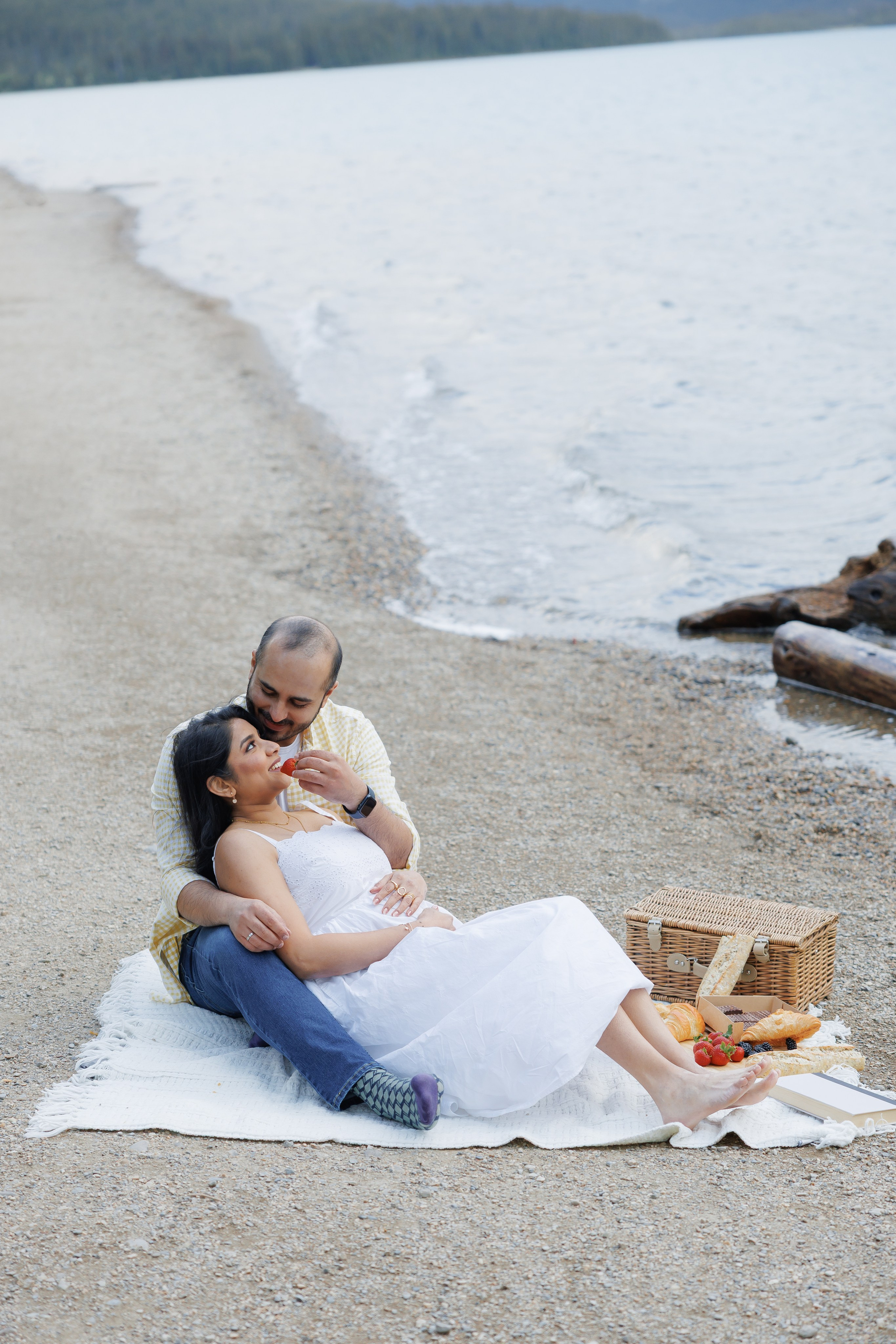 Mountain maternity shoot. Photographer Elvira Hryshchenko