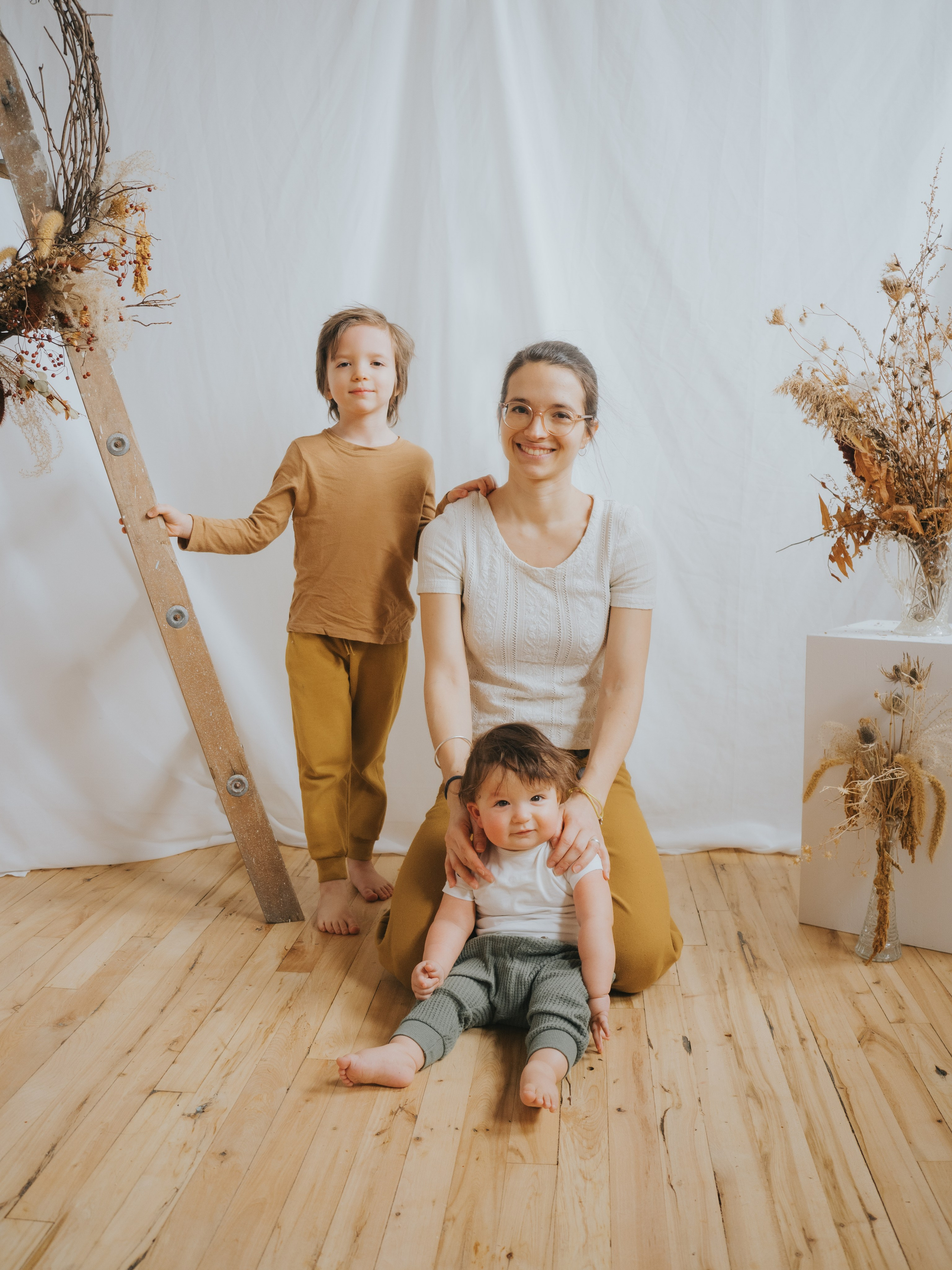 Famille de trois personnes assise dans un studio à Montréal.