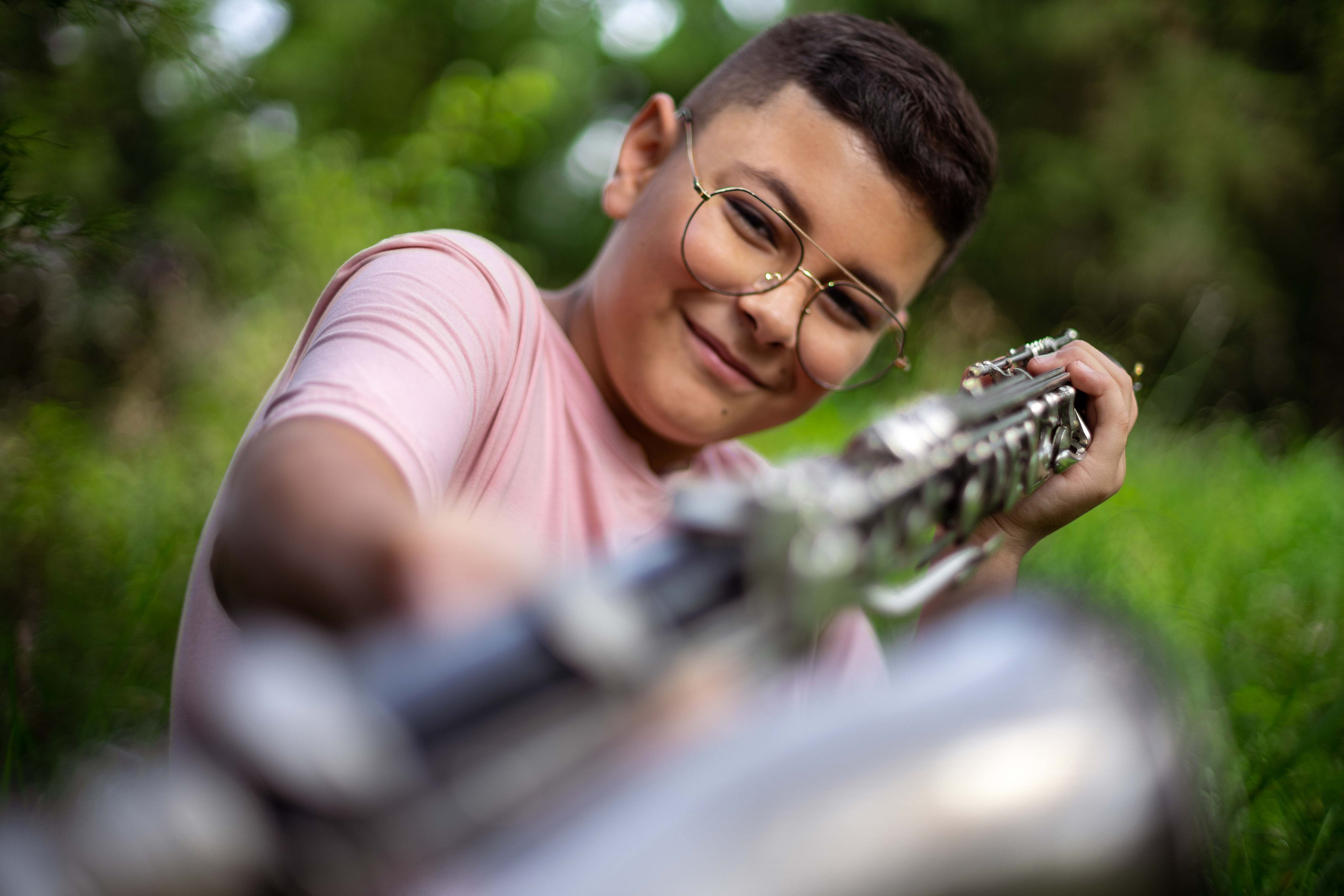 Clarinetista en el río fotografías artísticas que viva la música fotografía profesional infantil