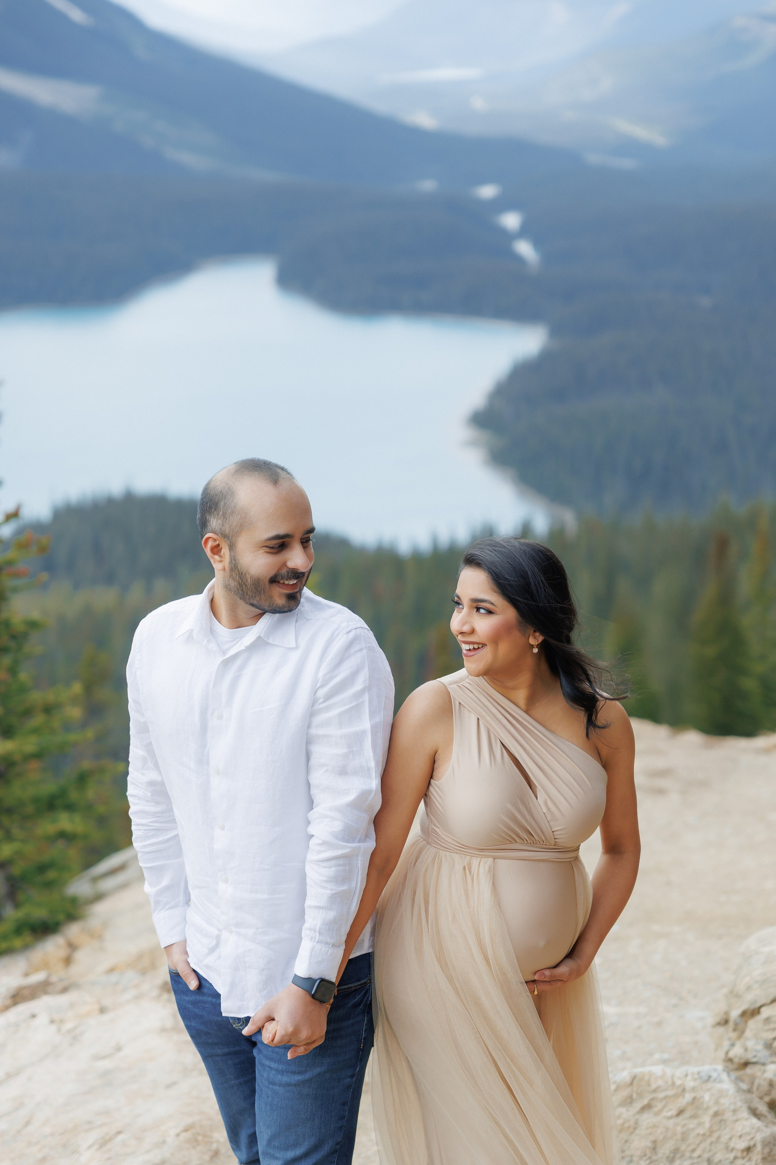 Mountain maternity shoot. Photographer Elvira Hryshchenko