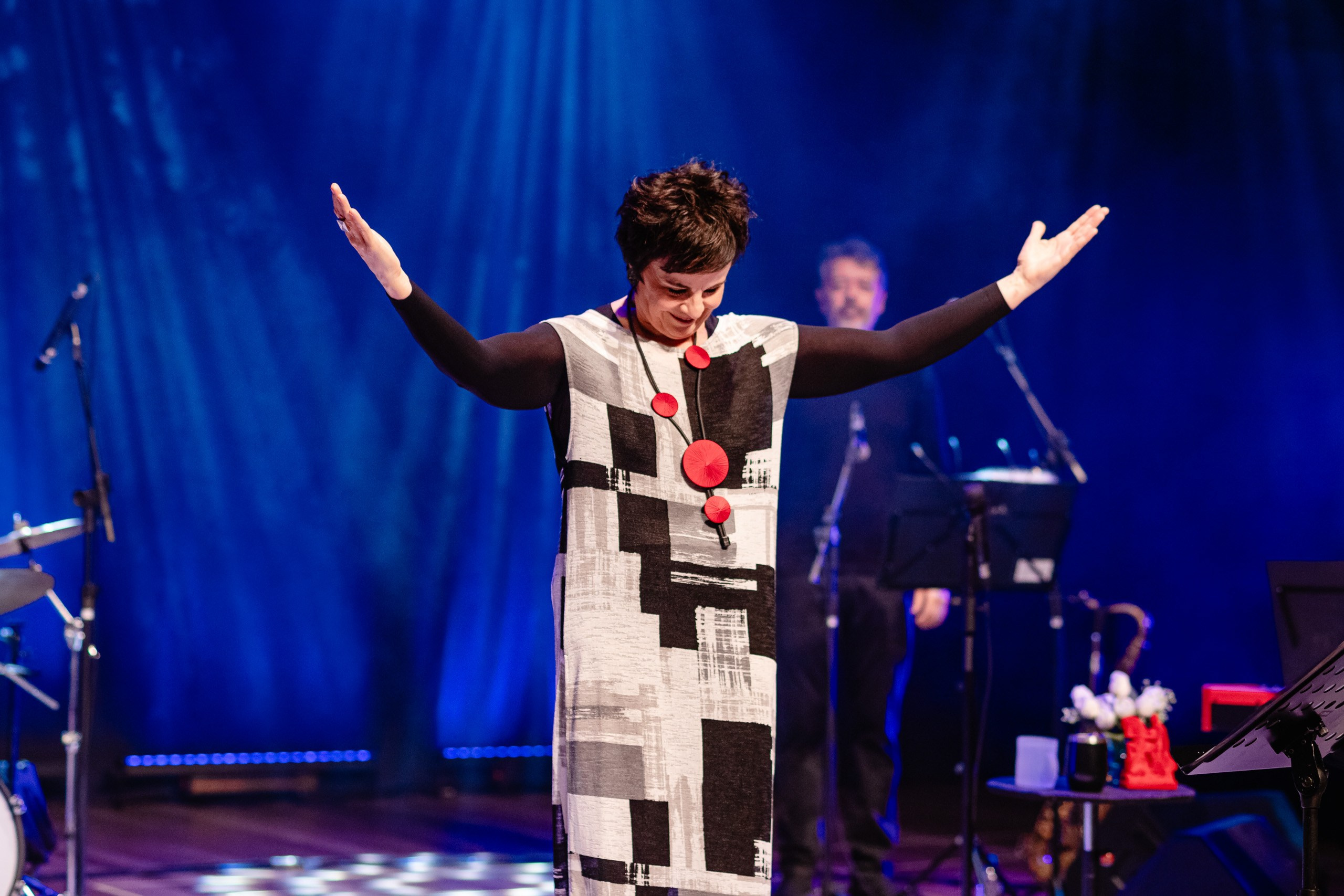 Show musical com cantora agradecendo o público.