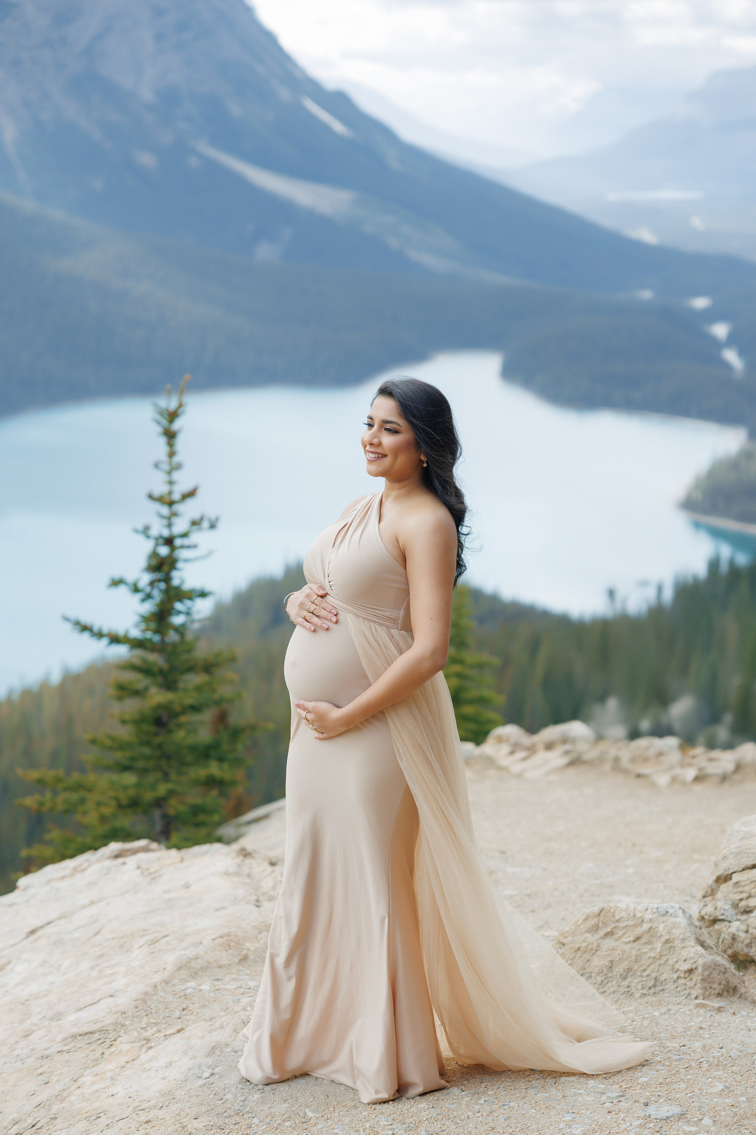 Mountain maternity shoot. Photographer Elvira Hryshchenko