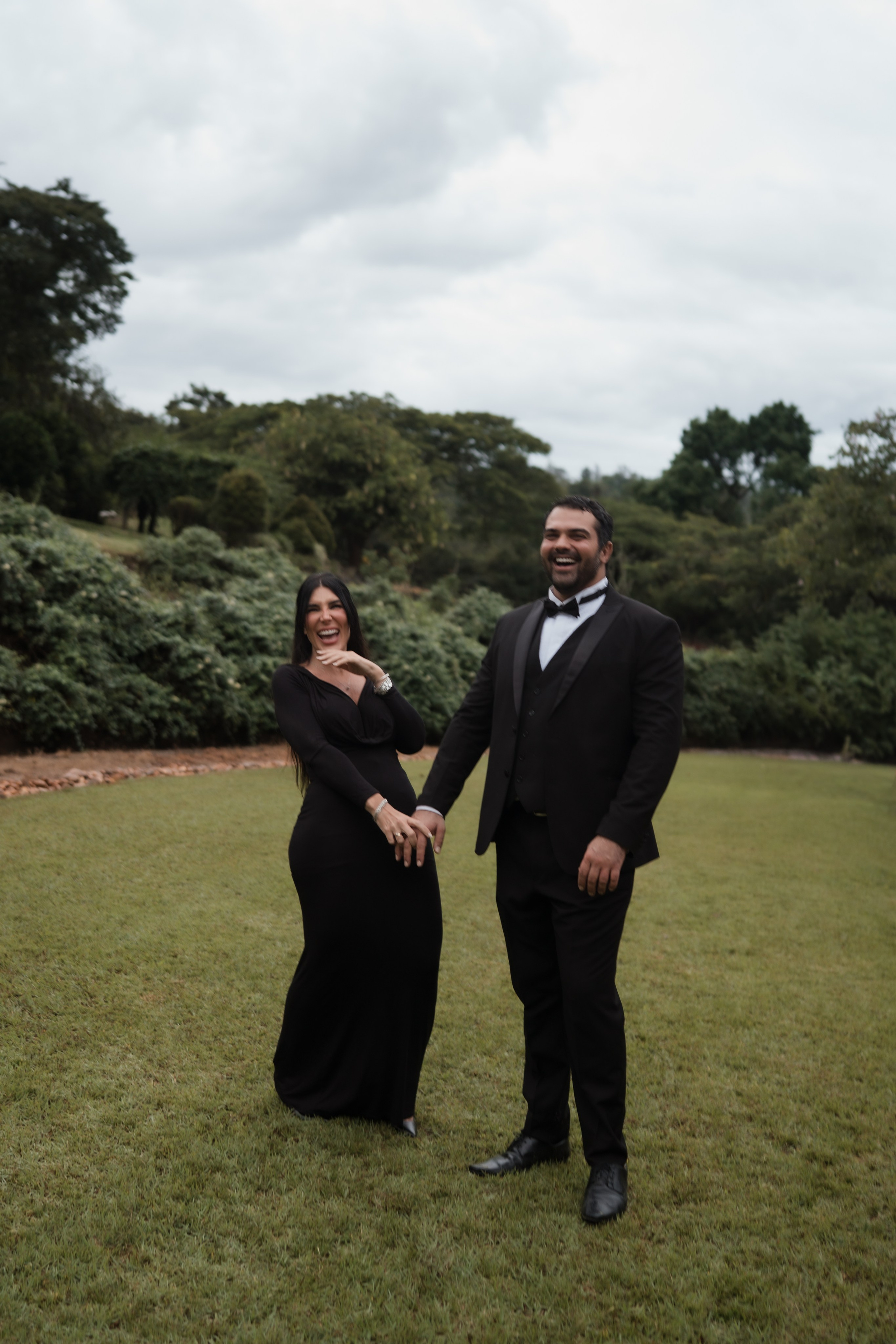 Pré-Wedding Sara e Rafael no Campo em Minas Gerais com Estética Editorial | Edu e Josi Fotografia