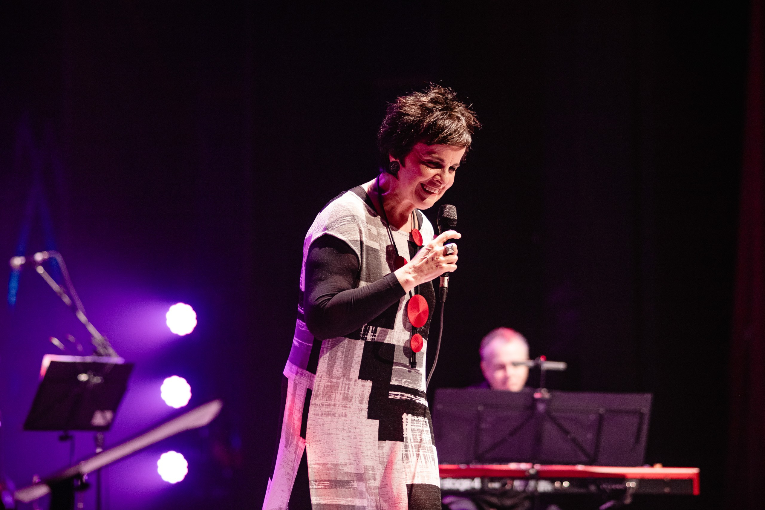 Fotografia de show da cantora Leila Pinheiro no Teatro Municipal de Itajaí