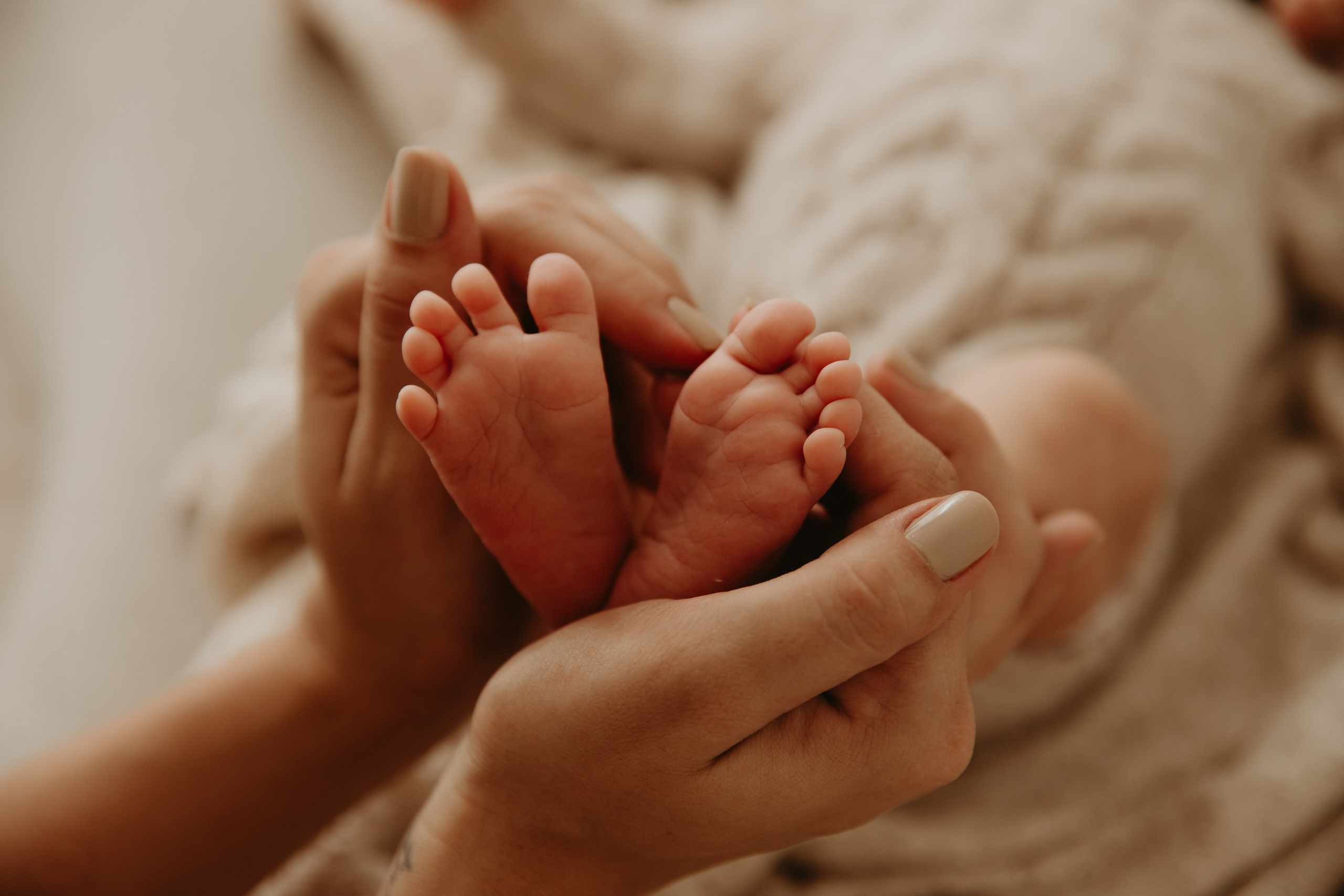 pés delicados de bebê em ensaio newborn com luz natural em Sorocaba