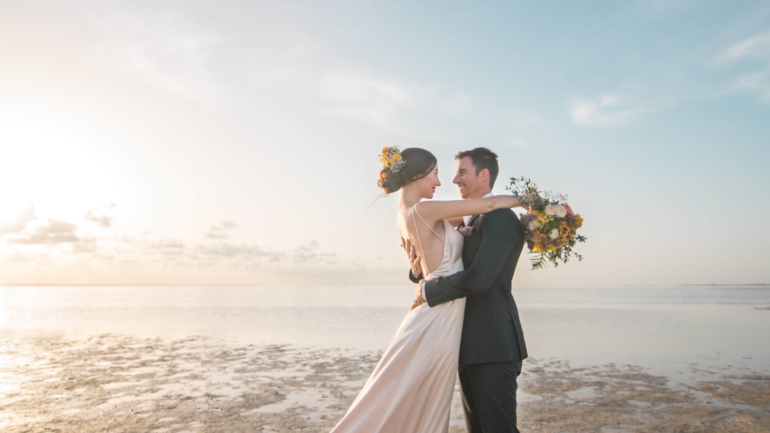 Sunset wedding portrait on the coast – destination photographer in Riviera Maya