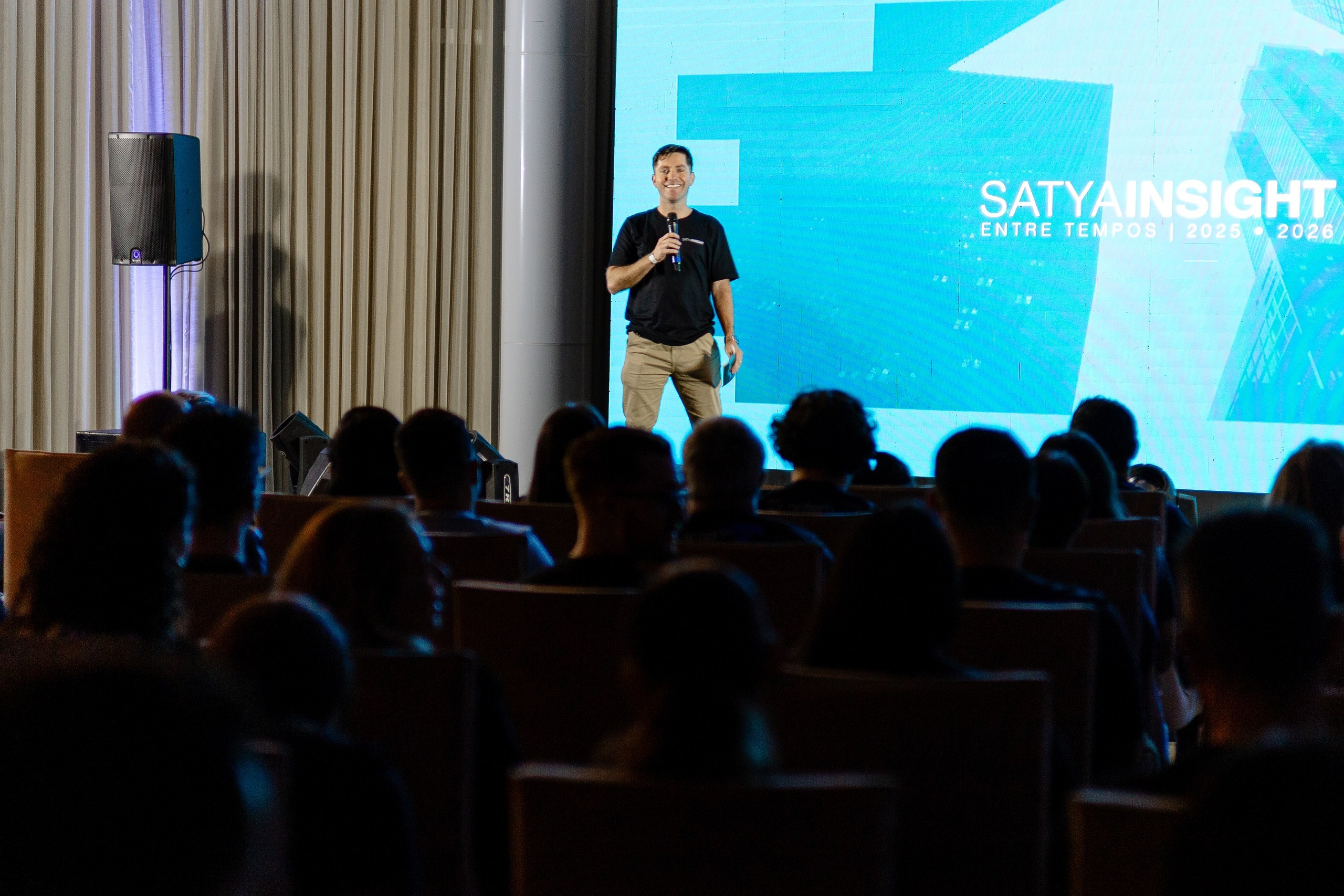 Fotografia de evento corporativo Triveni Day com César Cielo em Itajaí