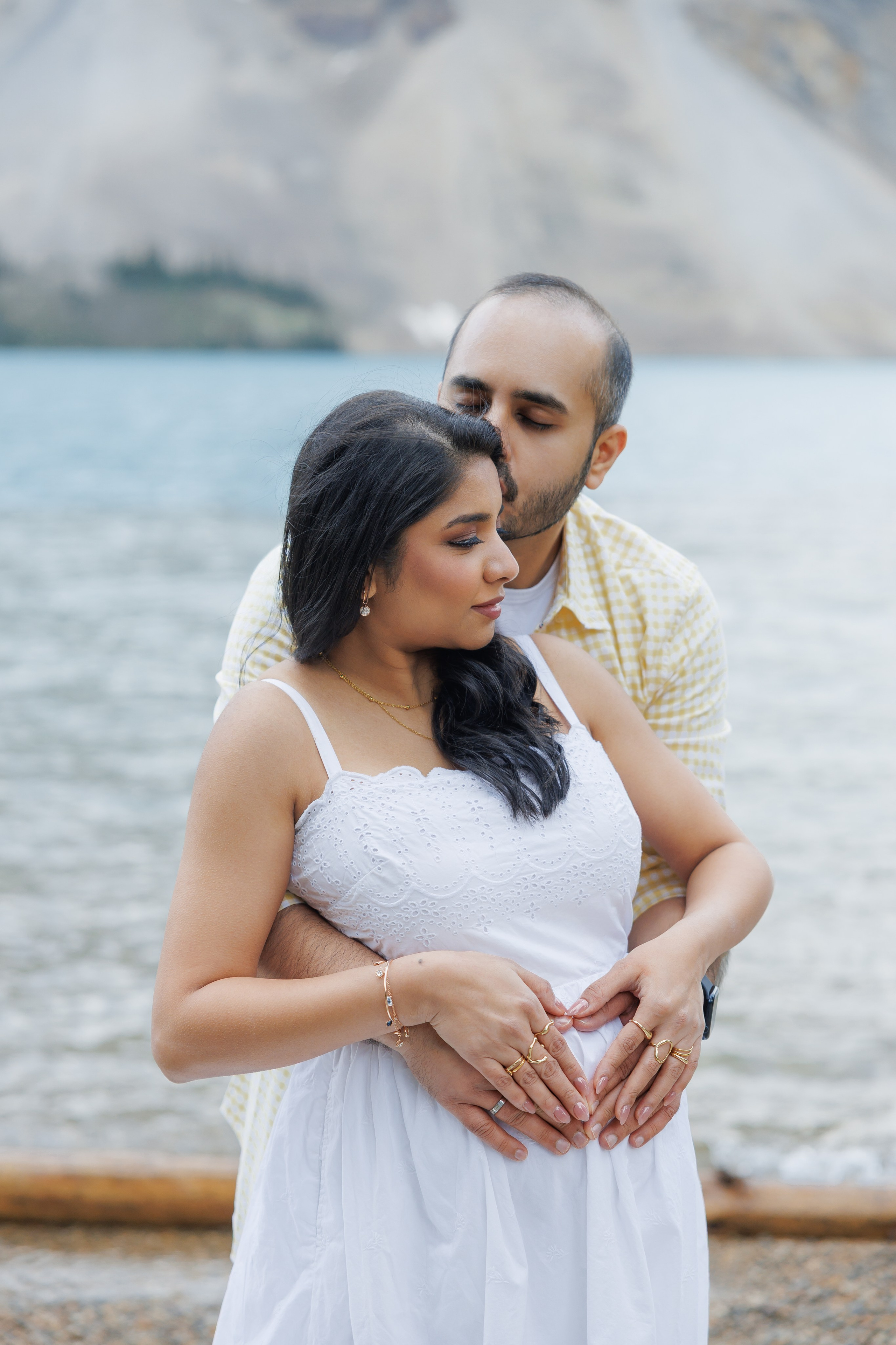 Mountain maternity shoot. Photographer Elvira Hryshchenko