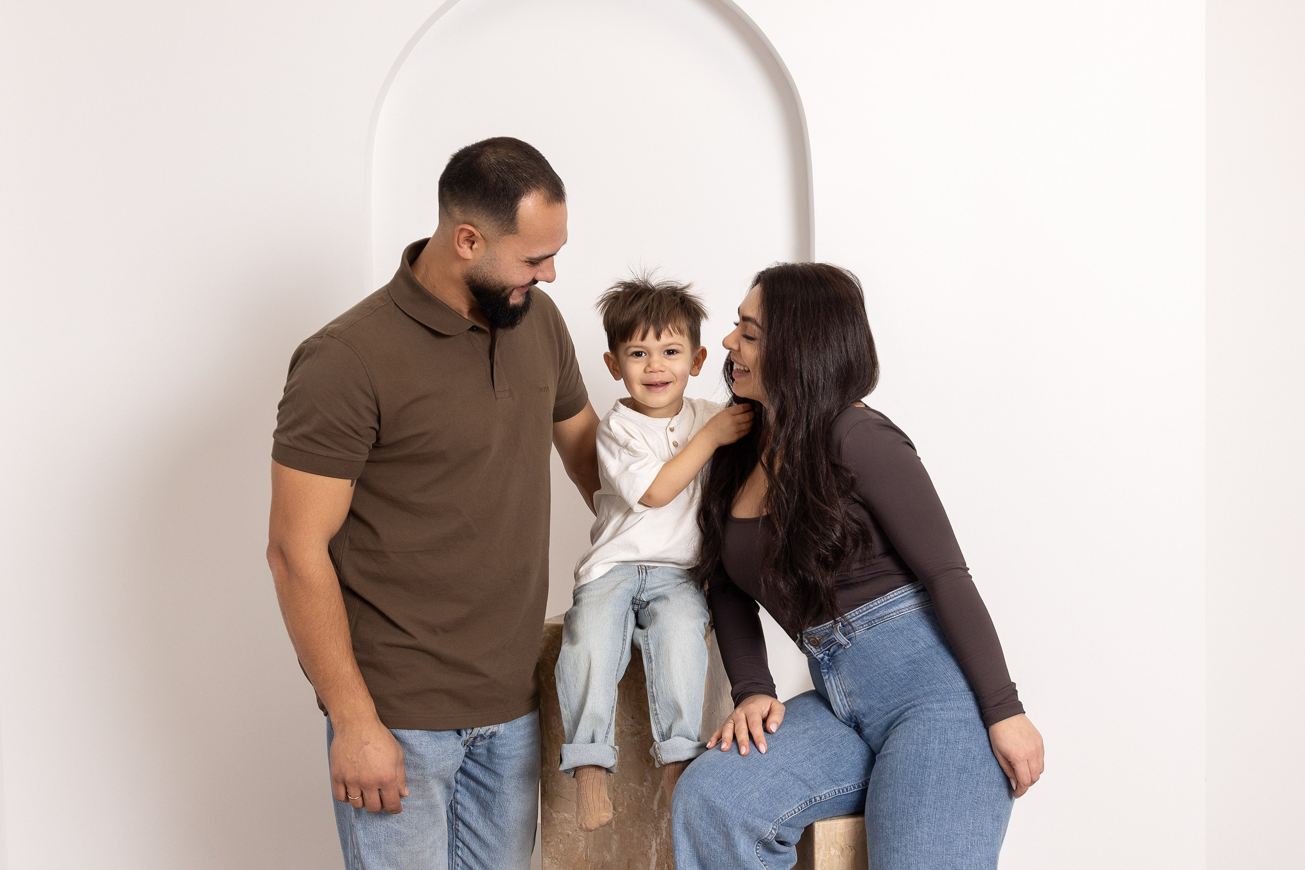 FAMILY. Je suis photographe portraitiste et je réalise des portraits à toutes les étapes de votre vie! Bienvenue dans mon studio à Westmount, Qc