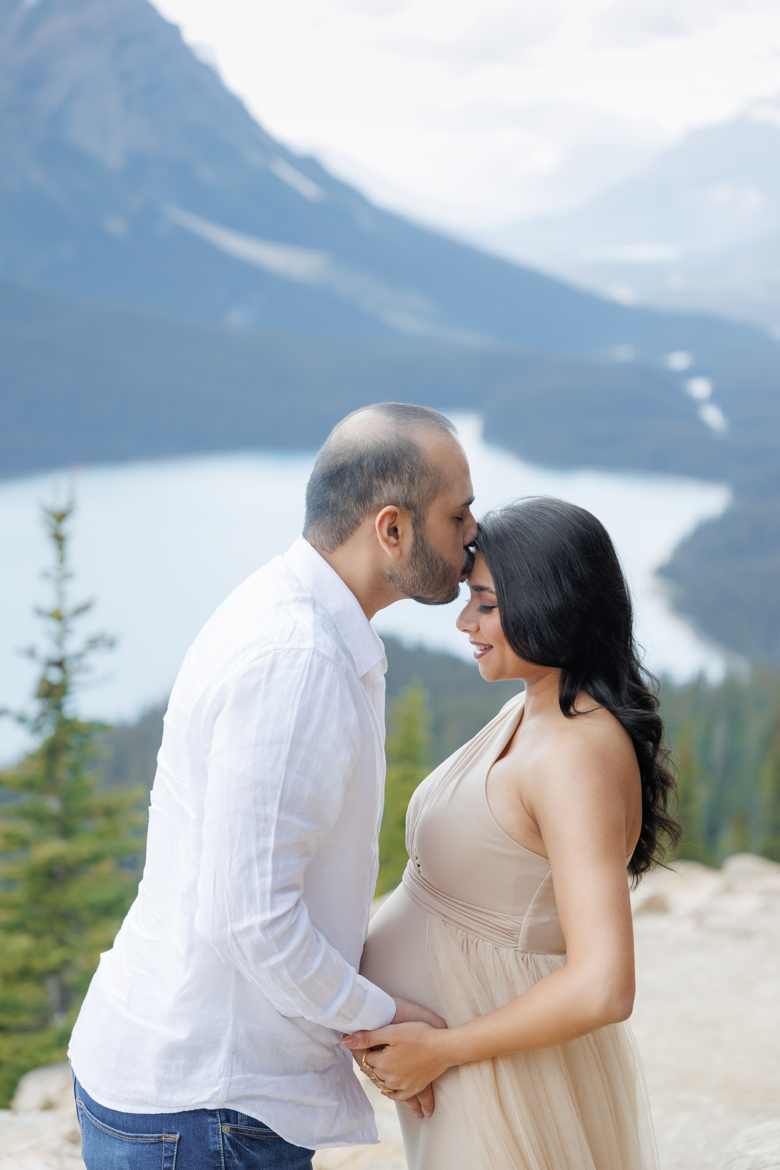 Mountain maternity shoot. Photographer Elvira Hryshchenko