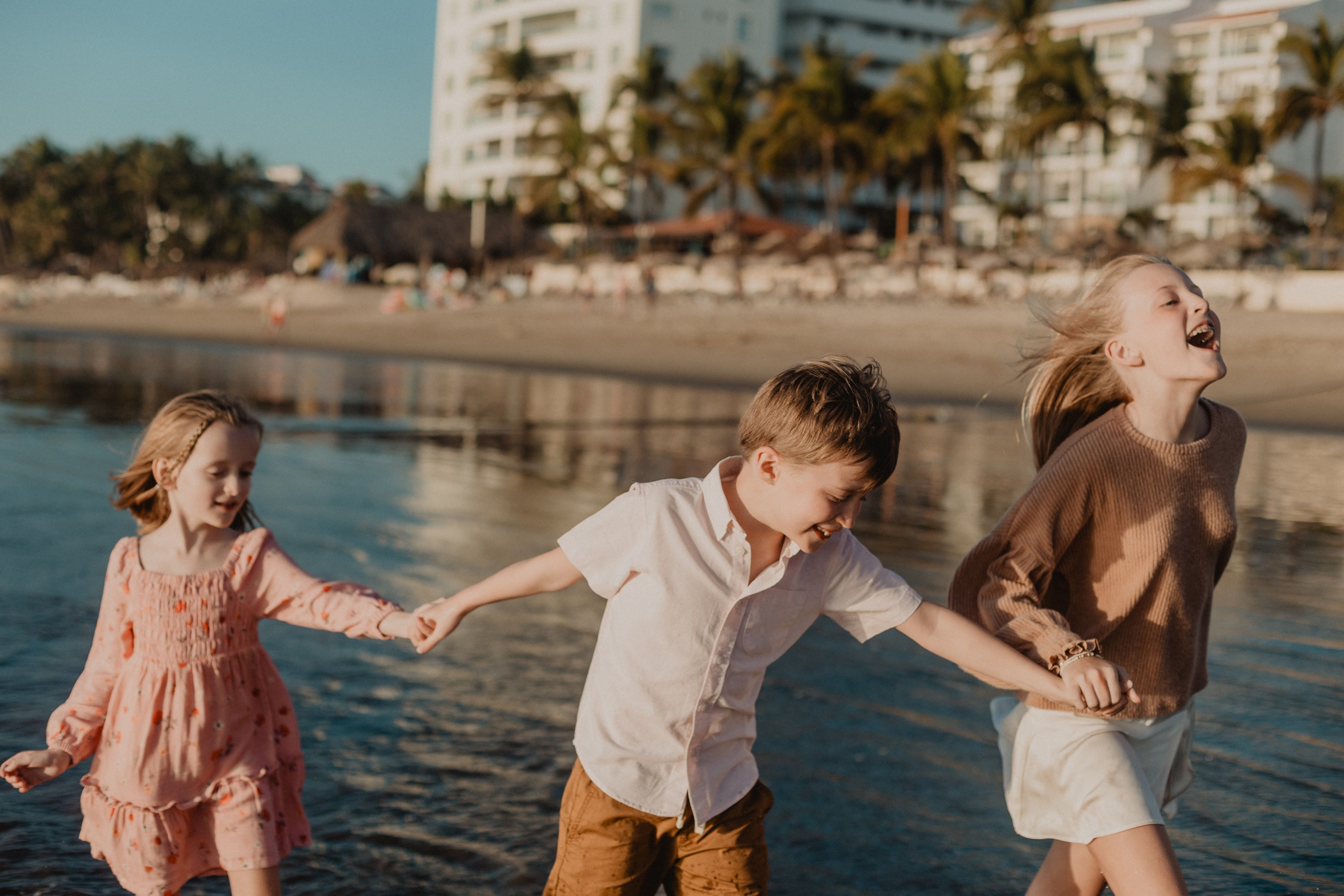 Laughter, Sand, and Sea: A Family Session in Nuevo Vallarta. Fotógrafo de Bodas en Puerto Vallarta y Riviera Nayarit | VL photo & film