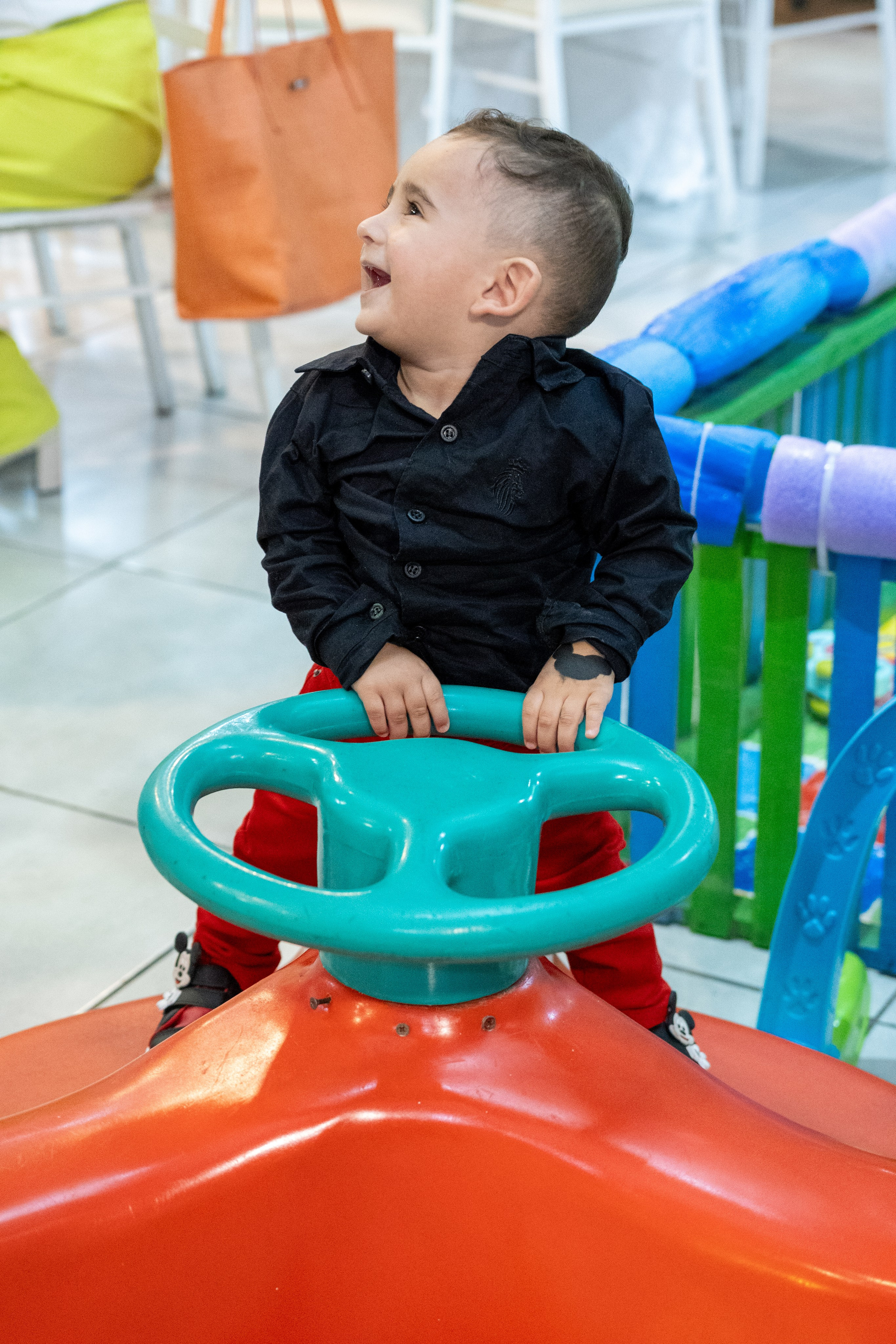 Fotografia espontânea de criança brincando em festa infantil em Joinville - Lenofotografia