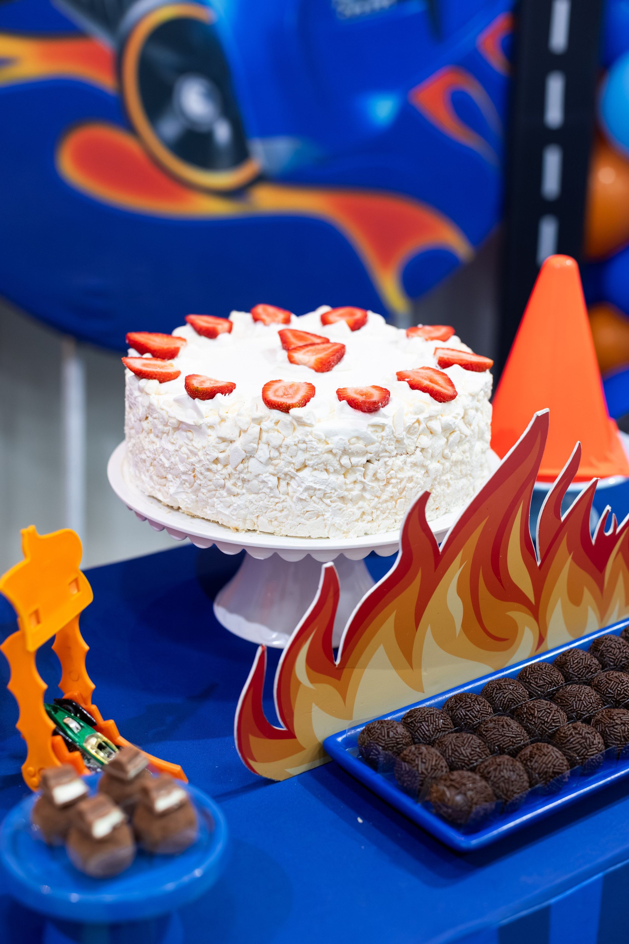 Fotografia de festa infantil em Joinville - Bolo decorado com tema de carrosBolo de Aniversário