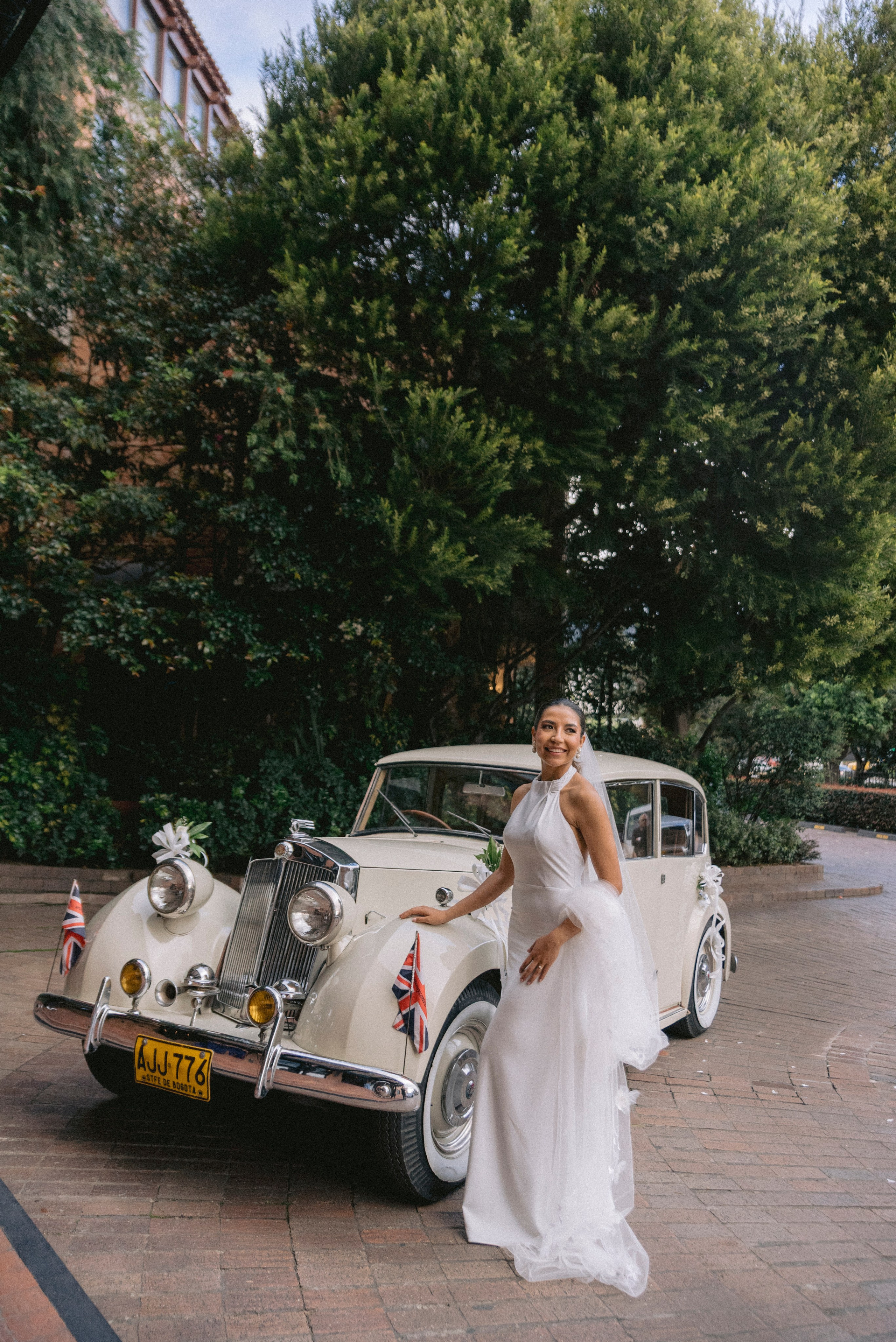 Retratos de novia con estilo elegante y editorial en la locación Hotel estelar La Fontana, Bogota.