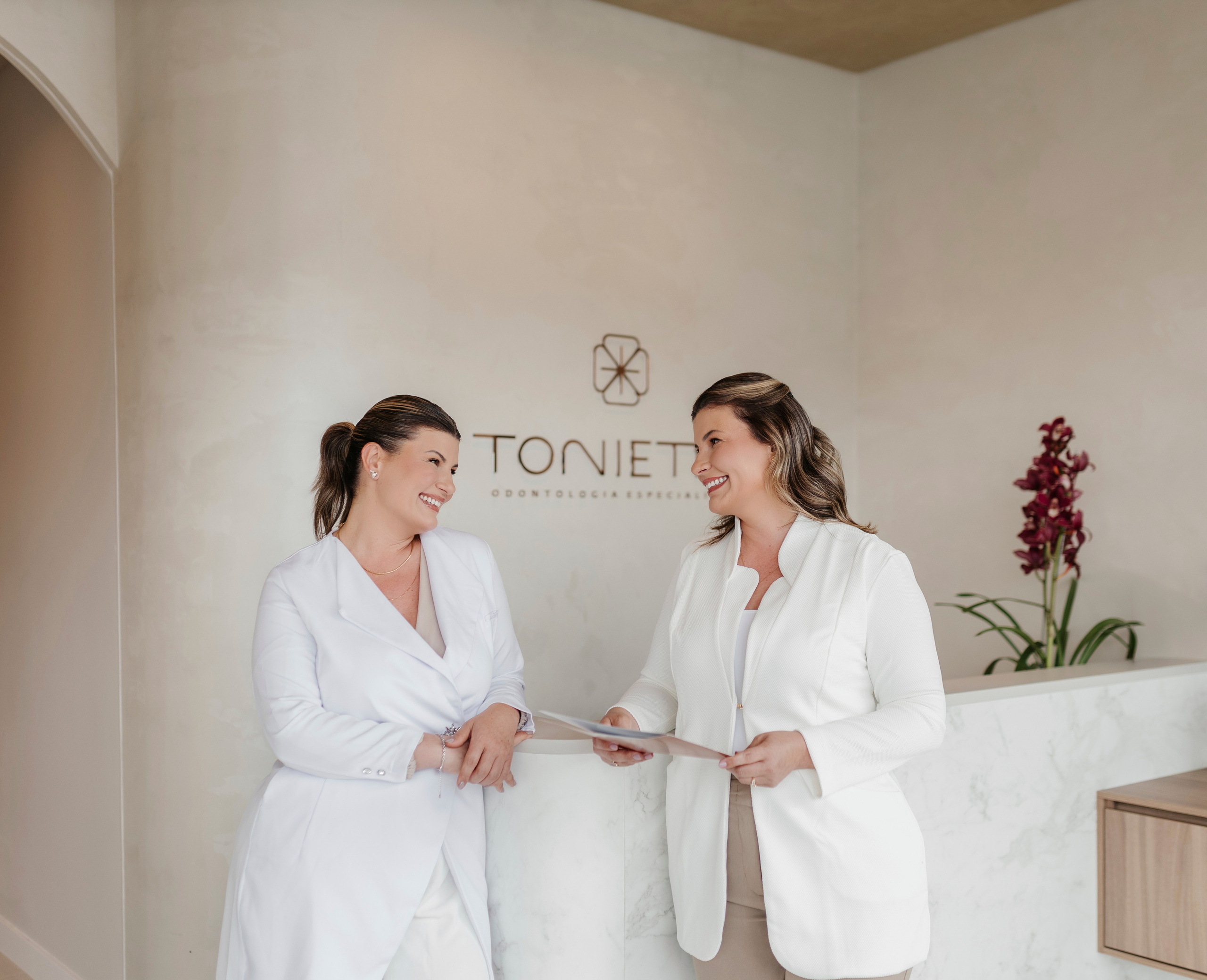 ADELE & ALINE | DENTISTAS. Coraafotografia.com