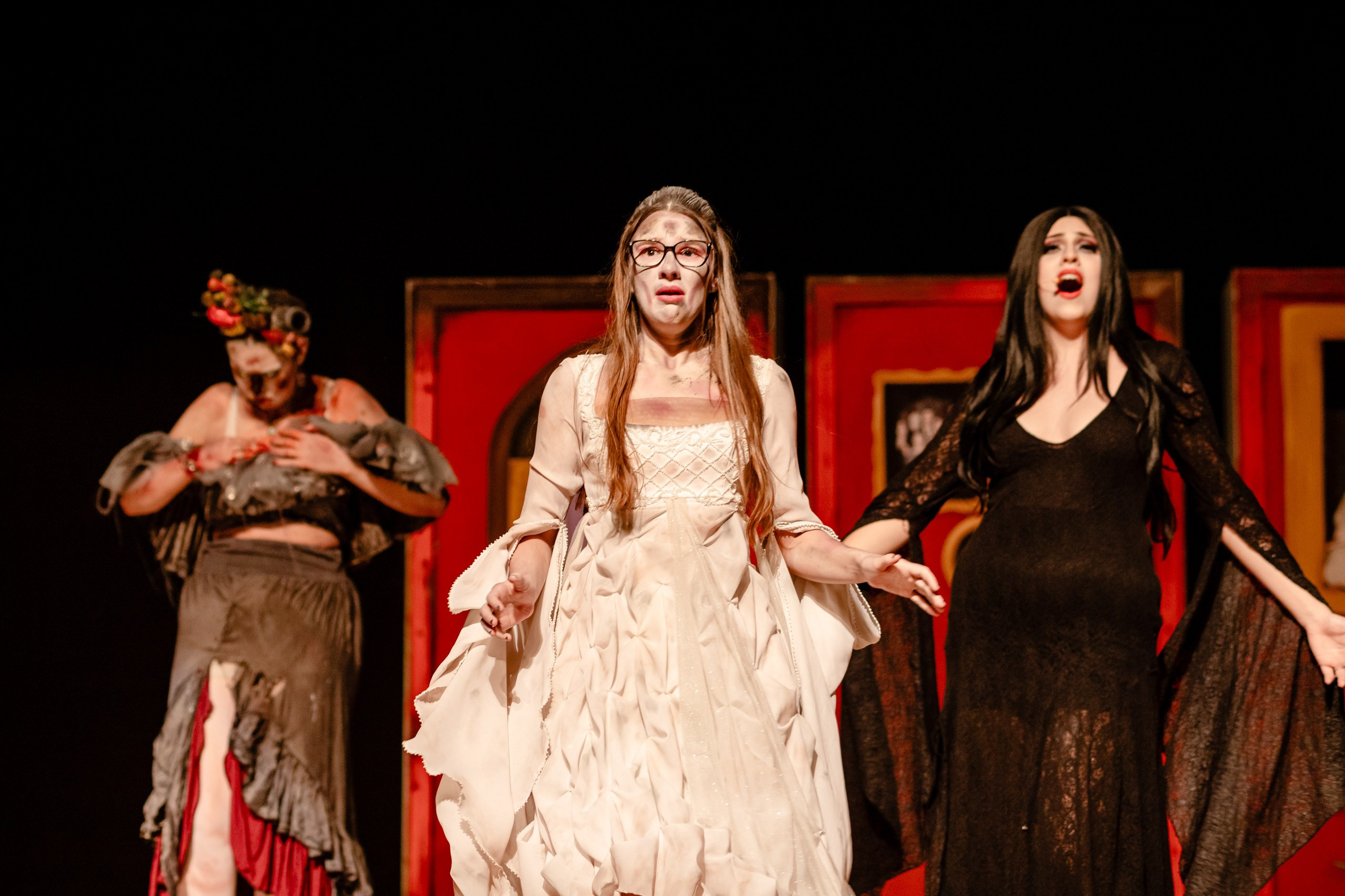 Fotografia de espetáculo A Família Addams do grupo de Teatro Univali