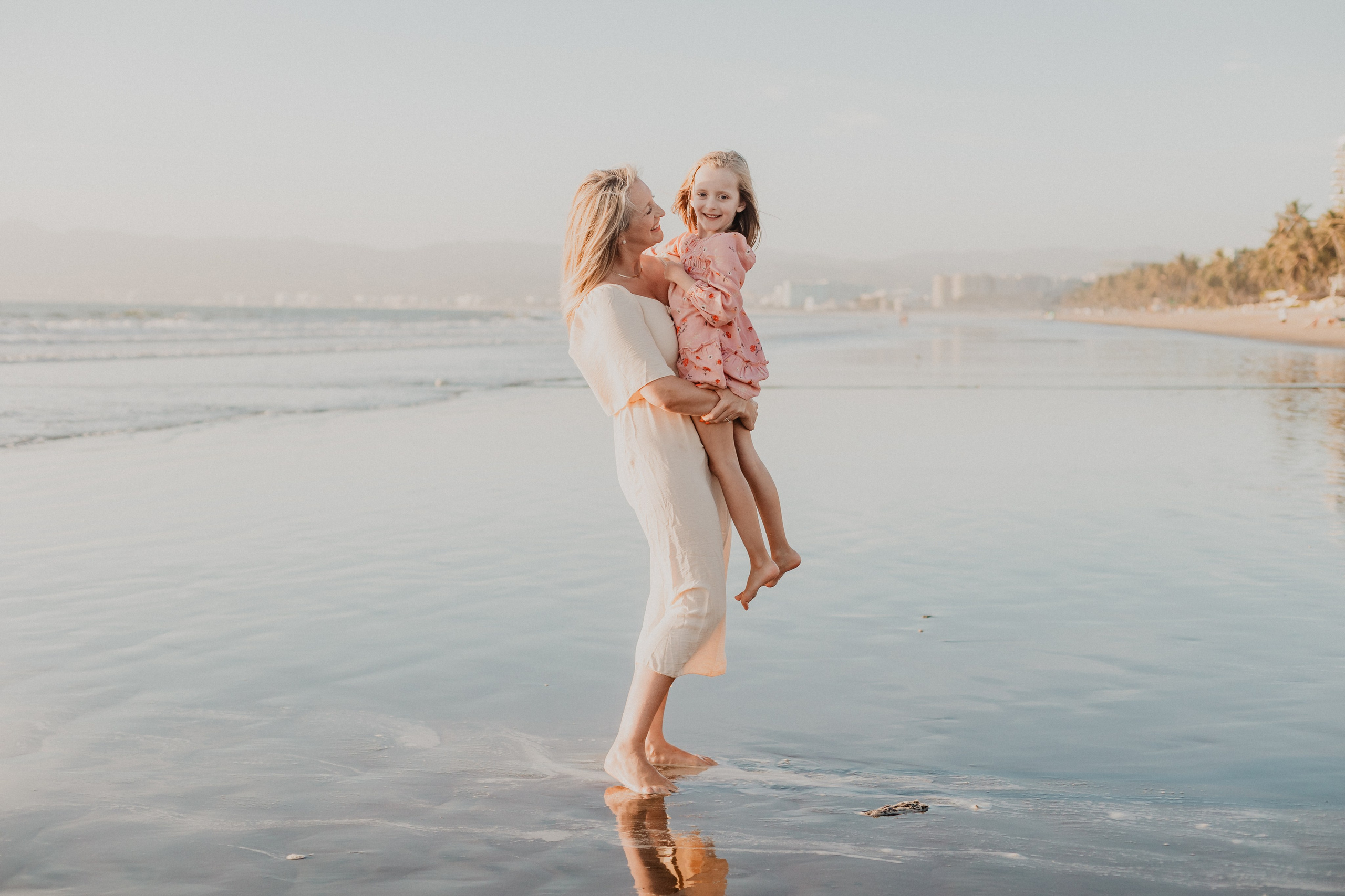 Laughter, Sand, and Sea: A Family Session in Nuevo Vallarta. Fotógrafo de Bodas en Puerto Vallarta y Riviera Nayarit | VL photo & film