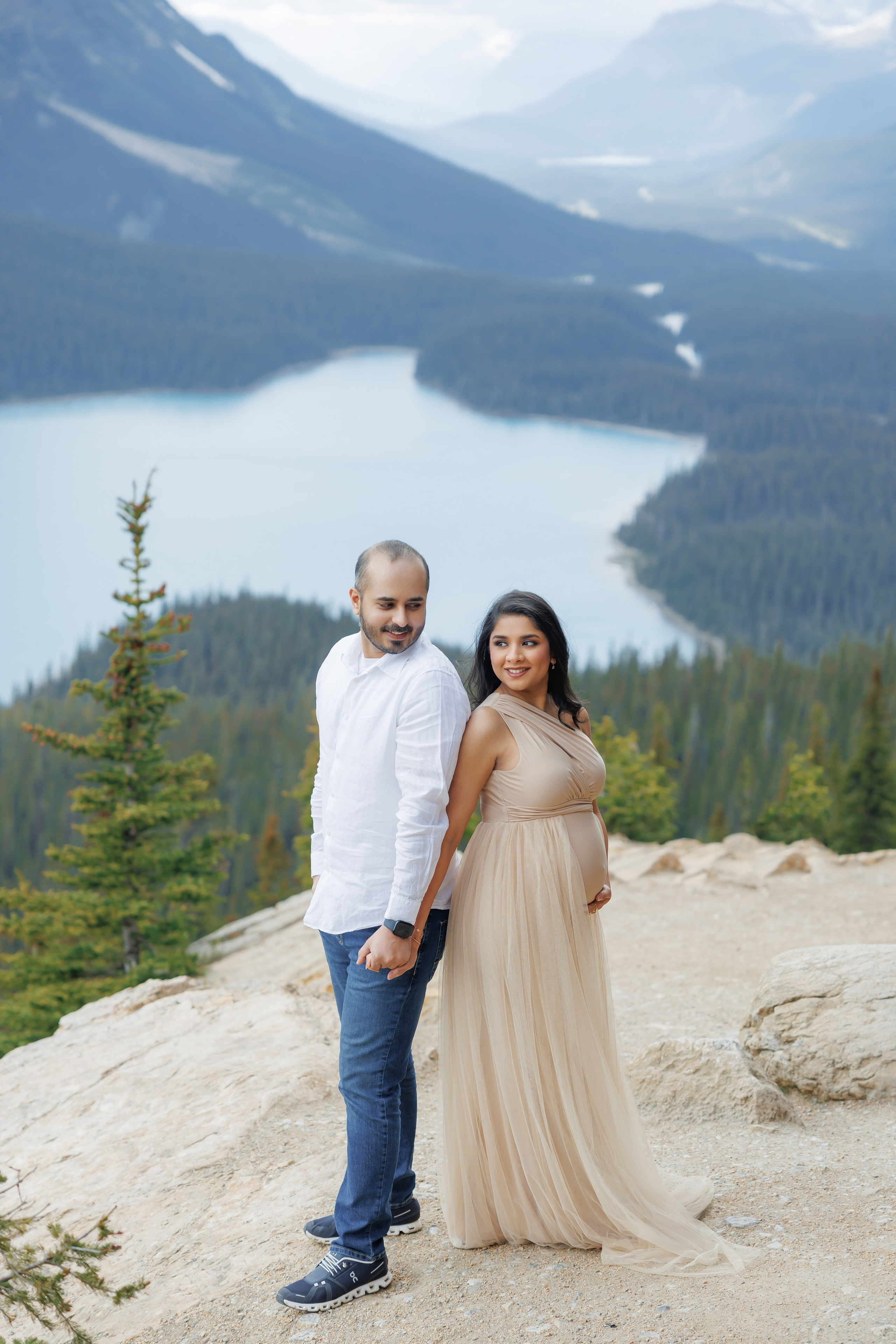 Mountain maternity shoot. Photographer Elvira Hryshchenko