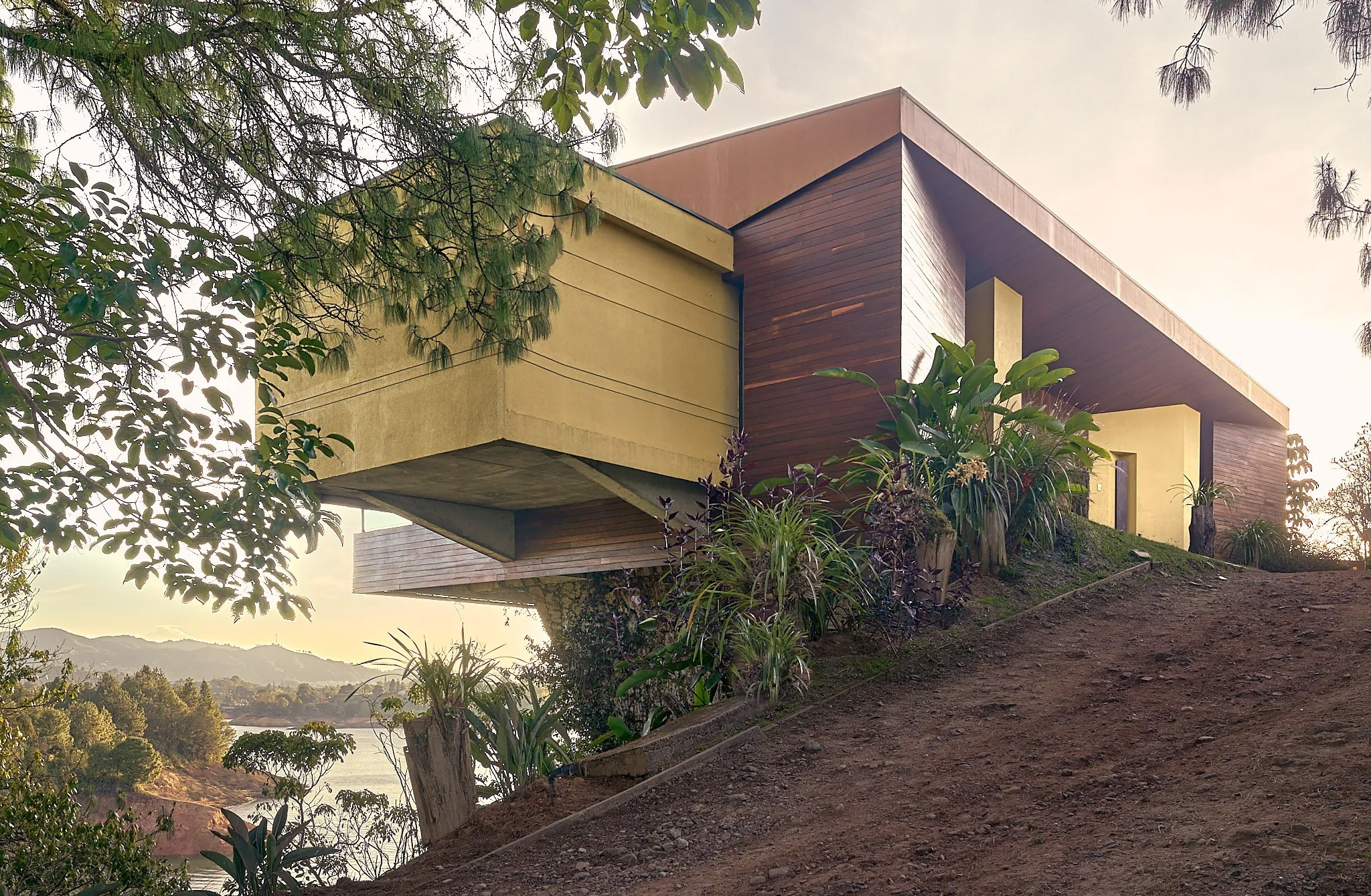 Fotografía arquitectura e interiorismo Cabañas Luxé, Represa El Peñol en el municipio de Guatapé, Antioquia. Diseño Vicaría Arquitectura